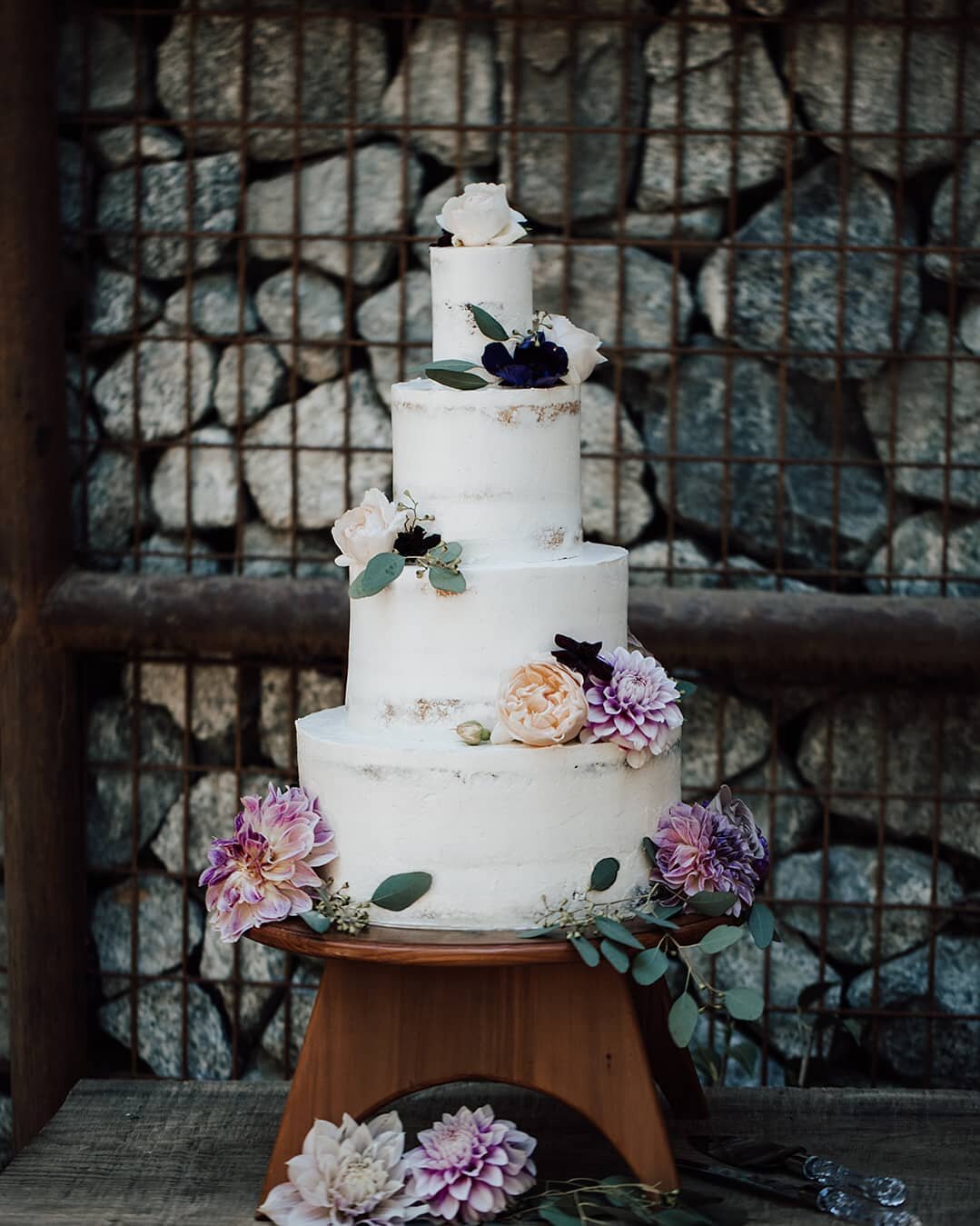 Tuesdays are for cakes. Actually, every day should be for cakes!
​
​Venue | @lomavistagardens
Photo | @​​thedelauras
Video | @joshharneyproductions
Catering | @fireonwheels
Bar | @vanessashare
Florals | @seascapeflowers
DJ | @imsickjames
Live music |
