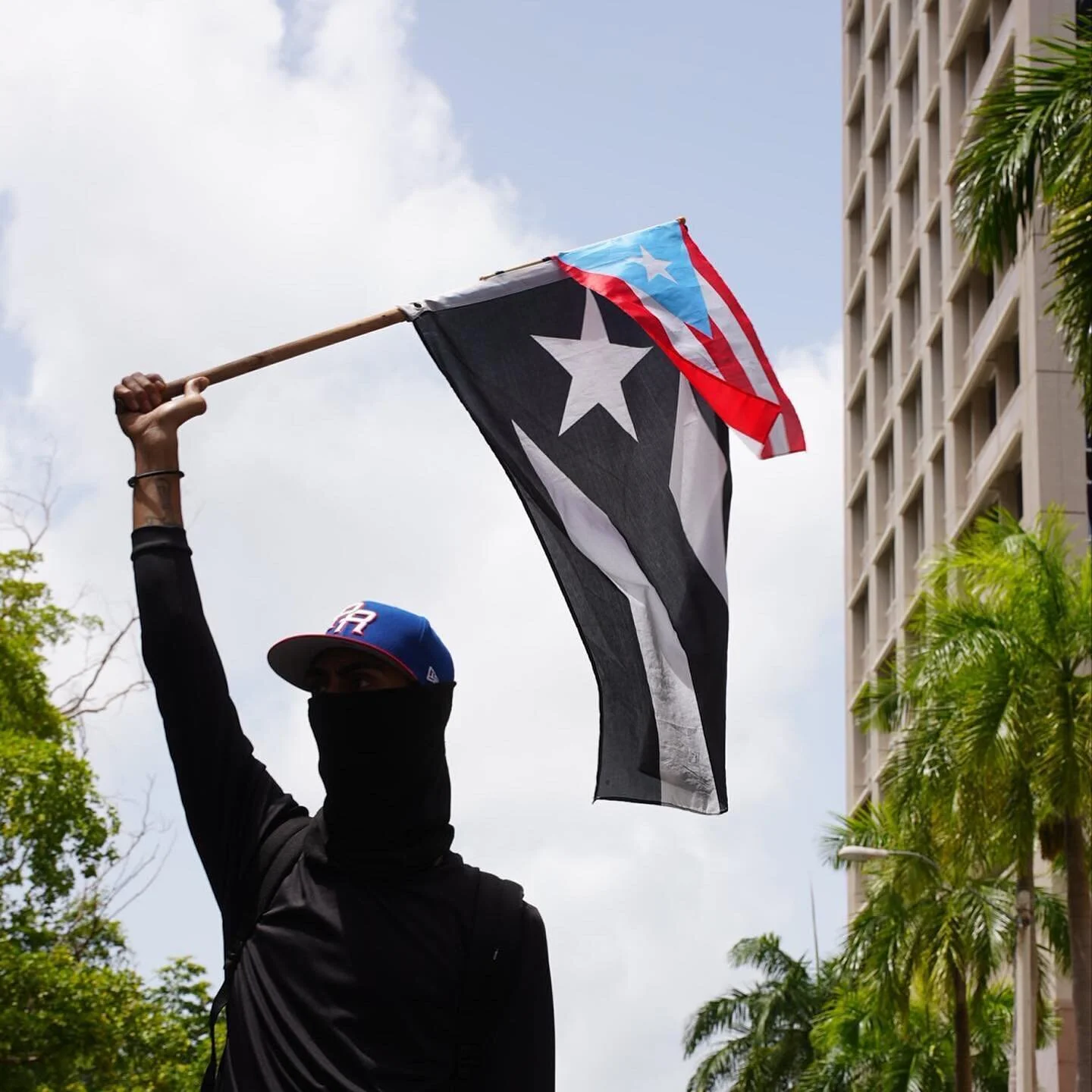 People before the debt! @otroacuerdo 📸 por @fistuptv 

Demonstrators gathered in front of Federal courts in San Juan to denounce #LaJuntaFiscal.

The Fiscal Control Board (La Junta), the unelected body that manages the island's finances, is proposing a debt adjustment plan that threatens not only hard-earned pensions, but also essential public services. 

#RetiroDigno
#ZeroCuts
#ALaJuntaDileNo
#CancelTheDebt
#CancelaLaDeuda