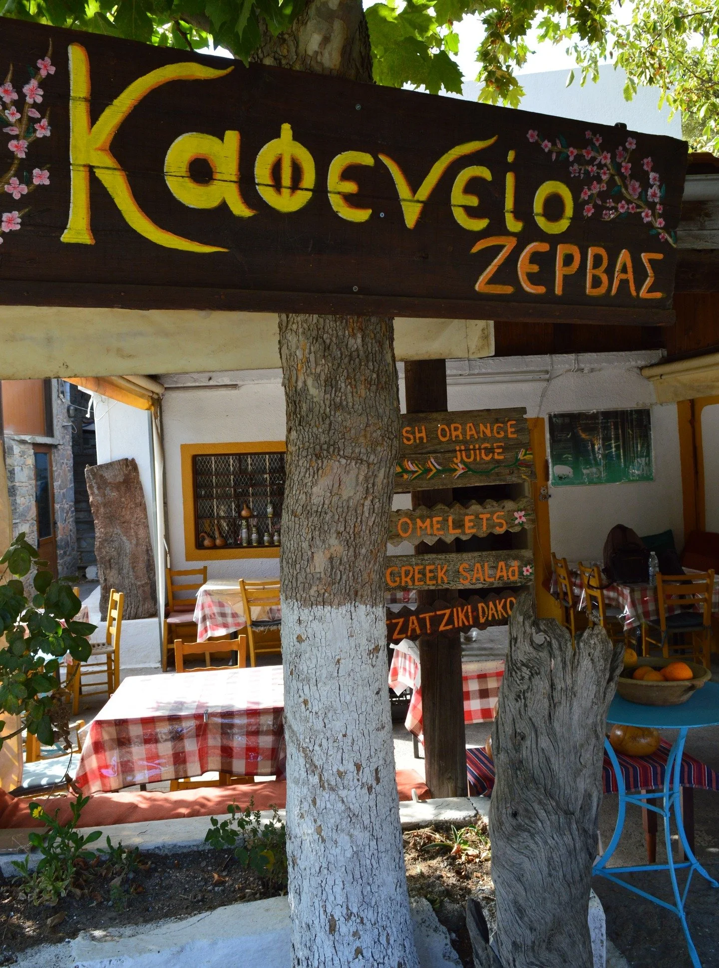 βποΈ Zervas Kafenio @ Katharo Plateau, Crete πΏ
High up at ~1150 m, in the wild, “clean” plateau of Katharo, Zervas Kafenio is a place where fresh mountain air meets timeless Cretan tradition. Here, shepherds bring their flocks of sheep