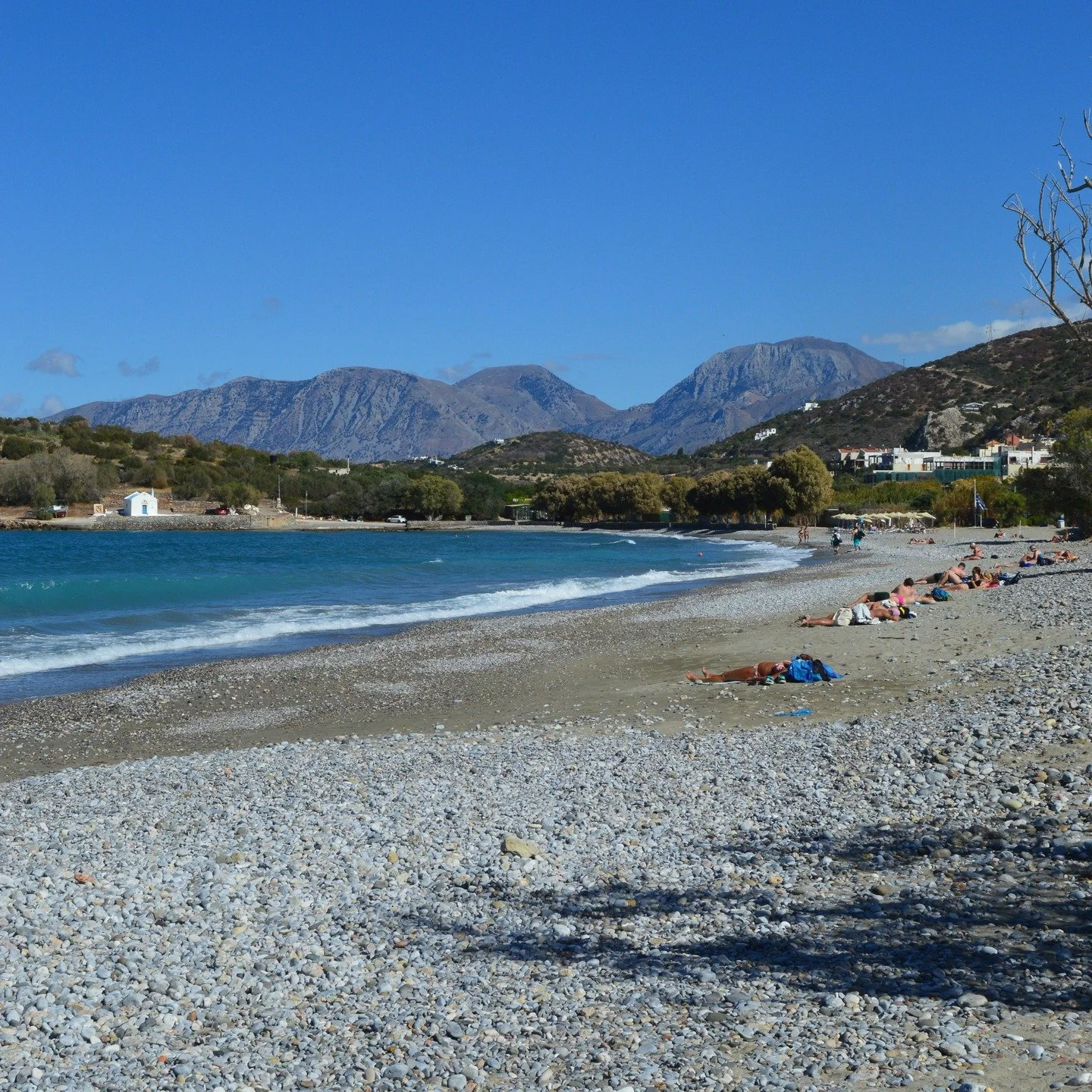 πΏβοΈ Agios Panteleimonas Beach – Kalo Chorio, Crete ποΈ
Tucked between olive groves and turquoise waters, Agios Panteleimonas is one of Kalo Chorio’s most peaceful and scenic beaches. Just a few minutes from Agios Nikolaos, this little b