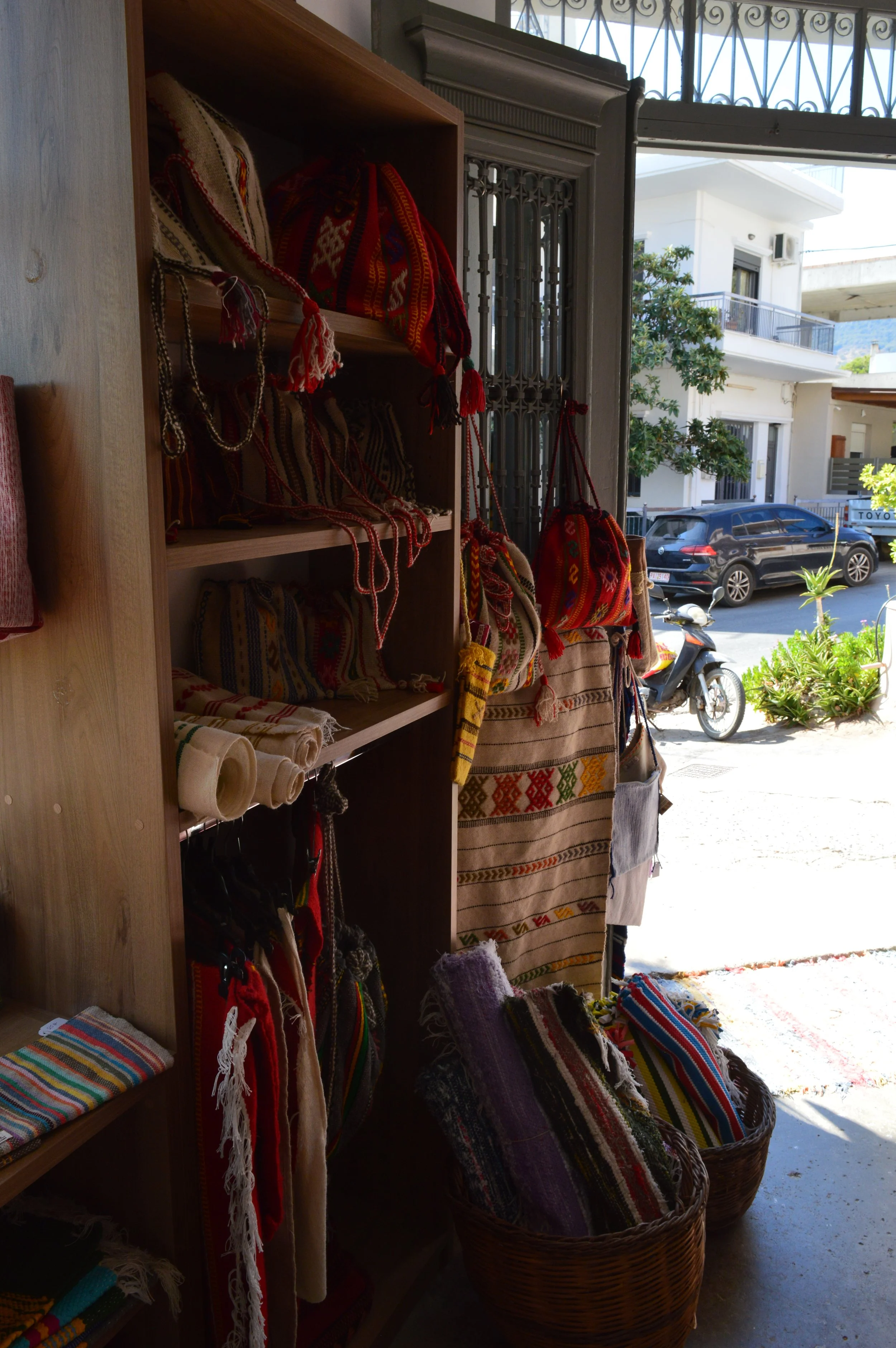 Kritsa-&-Kroustas-Village-Loom-Workshop-&-Agios-Nikolaos-Experience (14).JPG