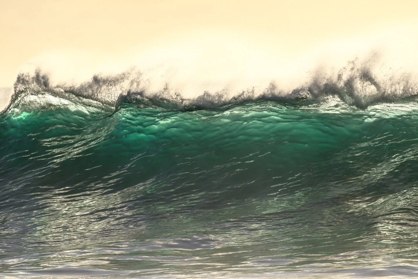 Freezing the details in a wave just before the moment it breaks