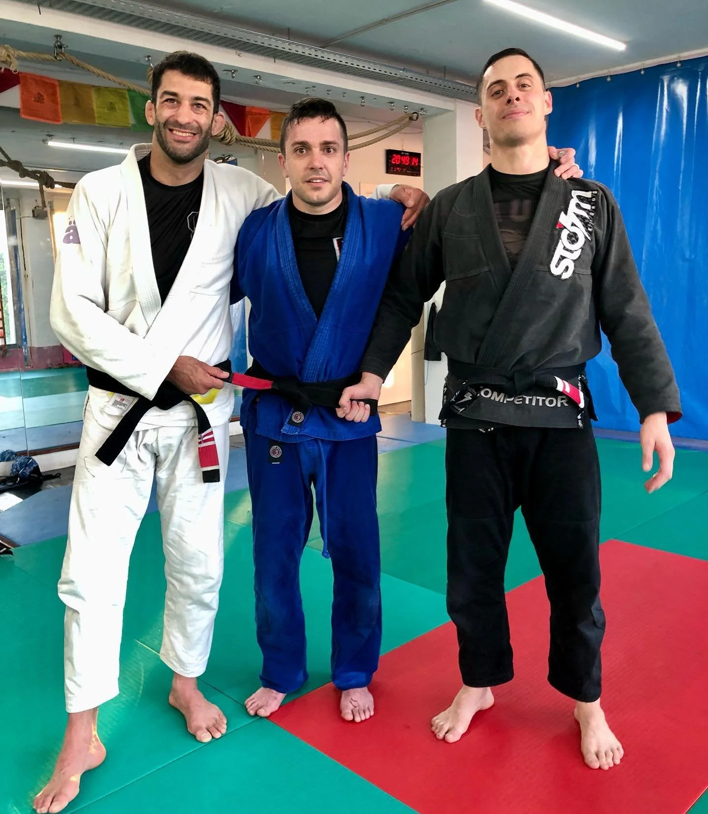 Hoy ha sido un d&iacute;a muy importante. 

Tras 14 a&ntilde;os juntos, hoy he podido graduar a la persona con la que m&aacute;s horas he pasado en el tatami. 

Fabio. Compa&ntilde;ero, alumno y amigo. M&aacute;s que merecido. 
&iexcl;Muchas felicida