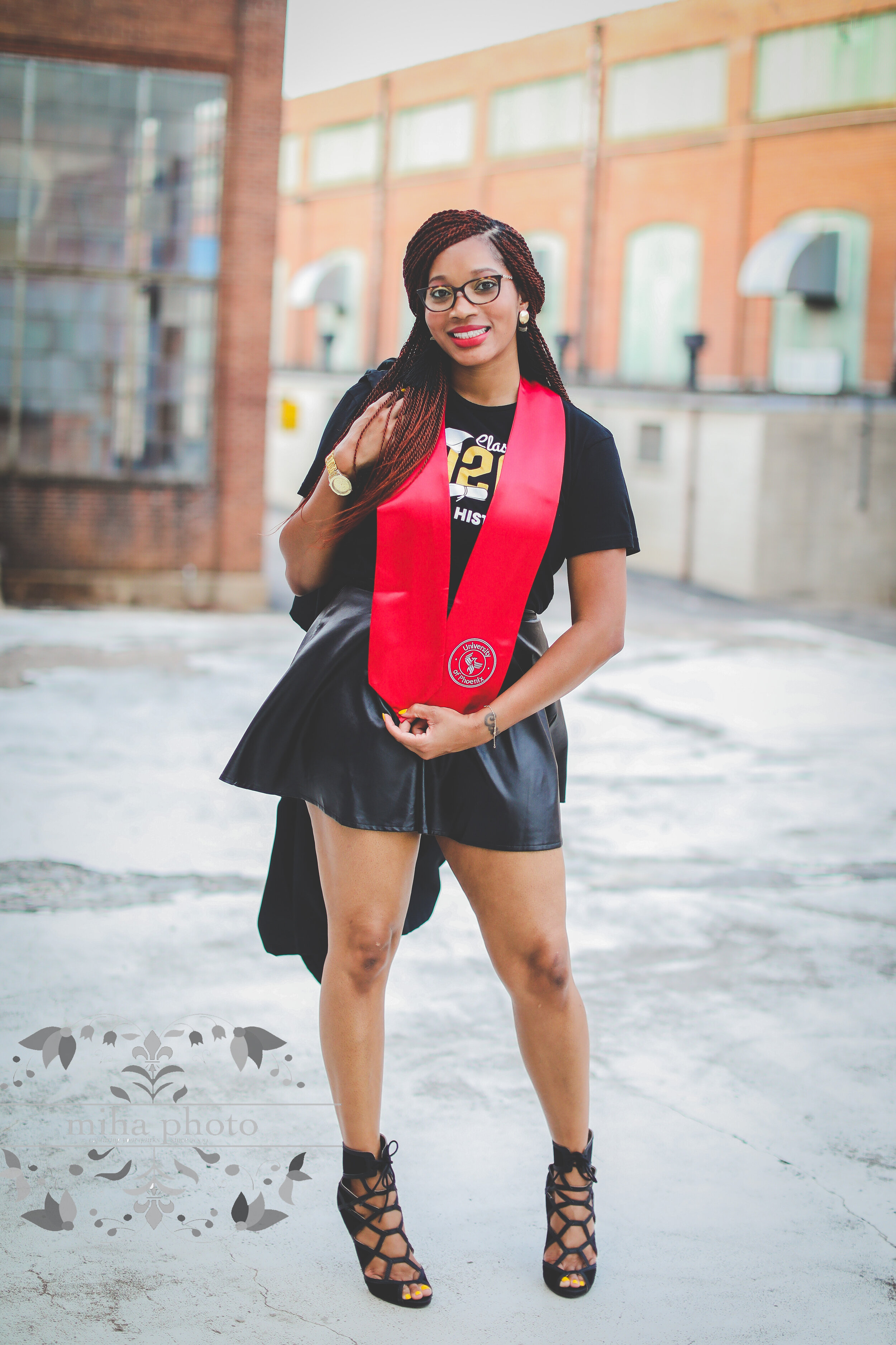 Don’t forget: MOTHER OF 4!!! Legs for DAYS, and she rocks all of it!