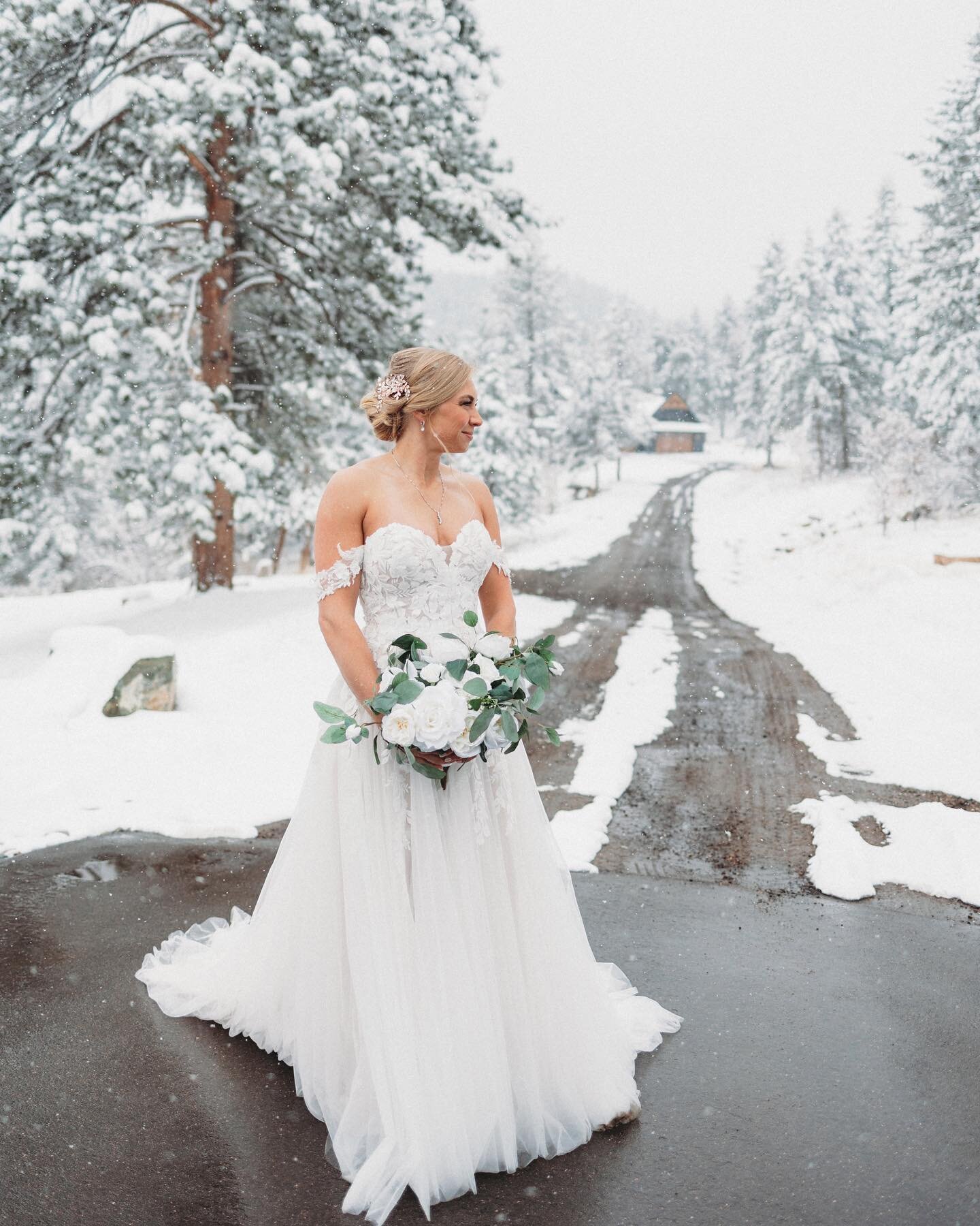 Darby and Drew had the best winter wonderland wedding at the woodlands. I truly felt God between these two so much yesterday. Can&rsquo;t wait to share more!!!

The vendor team:
Planner : @cheersweddingplanning
Venue : @woodlandscolorado
Photographer