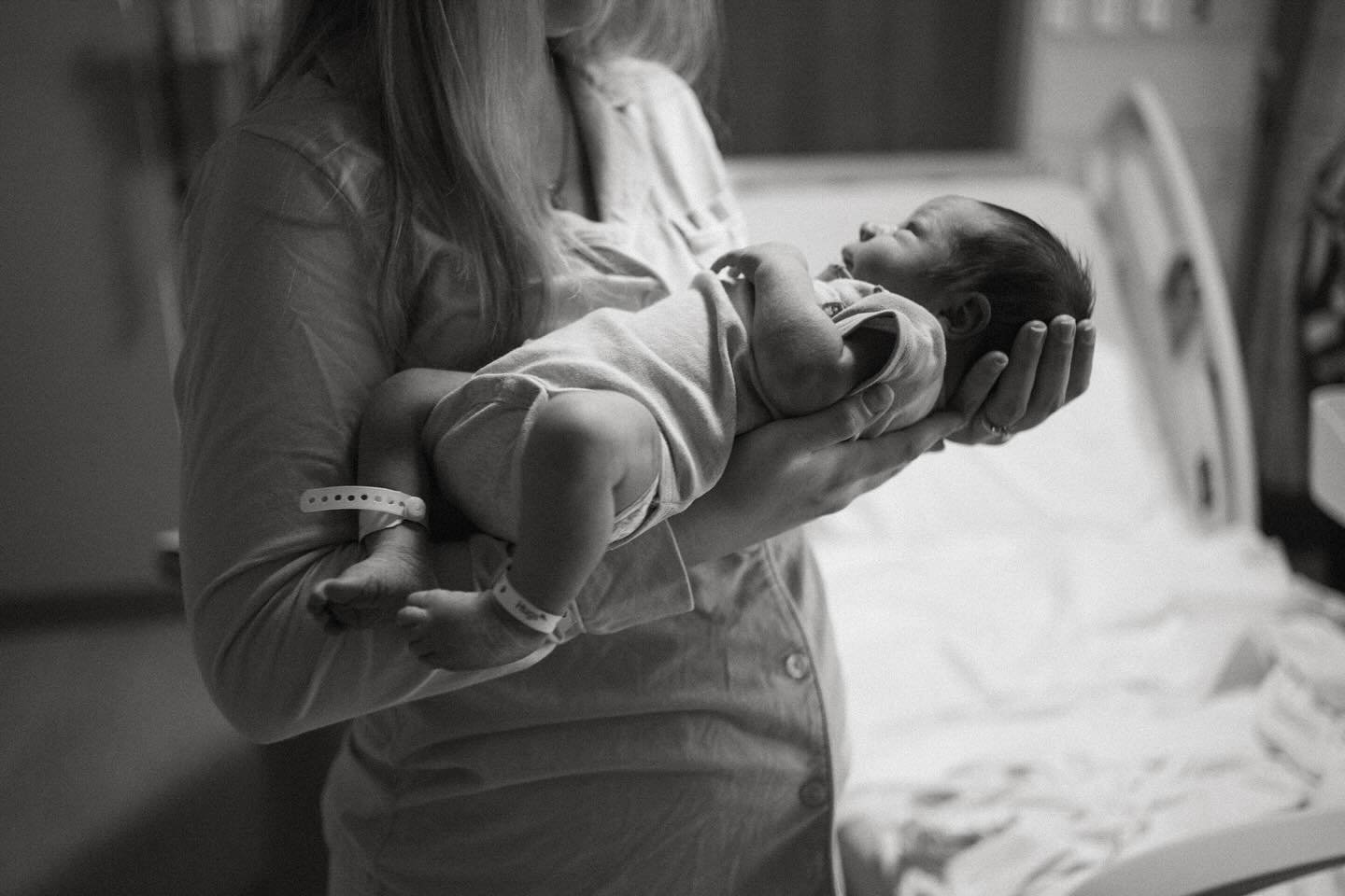baby ezra 🥹 every time I get to photograph a fresh 48 session, i&rsquo;m filled with an overwhelming feeling of gratitude for the parents letting me capture such an intimate moment. it also always brings me right back to when we had our baby (ok now