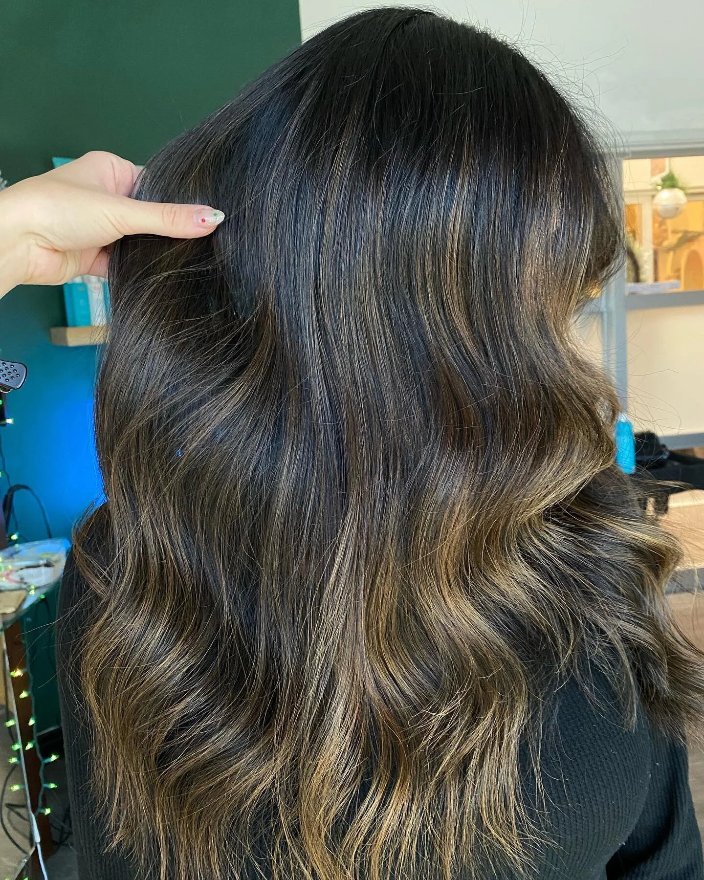 I&rsquo;ve been really bad about posting content so here&rsquo;s me attempting to make up for it 🫶

&bull;&bull;

Here is our second session breaking through dark hair color! Beautiful healthy hair takes time and patience 🥰🤍