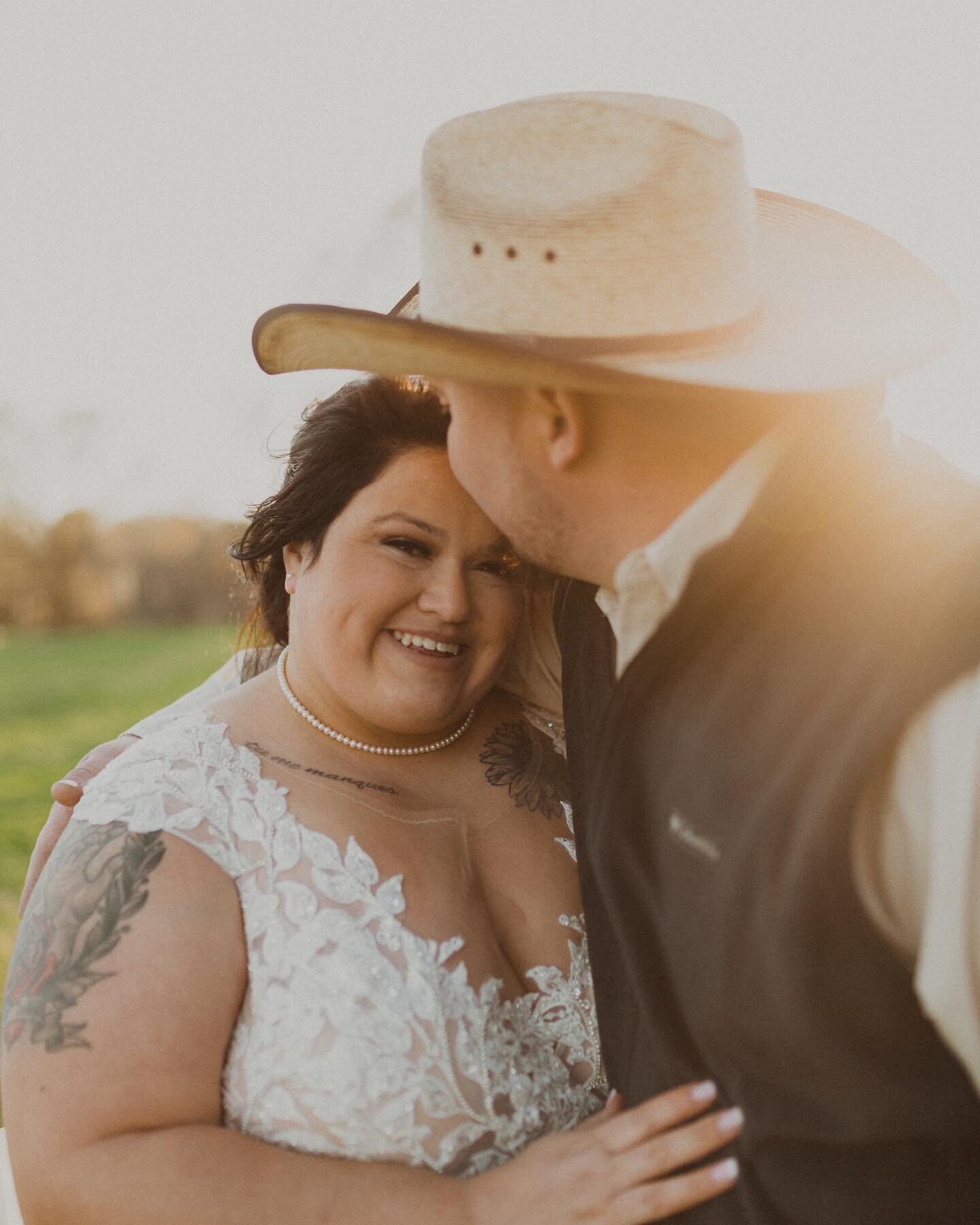 Love the southern vibes of this wedding 🤠 I&rsquo;m a firm believer that your wedding day should look exactly how you want it to, want 500 people there? Do it. Just you two? Go for it. It is 2021, you should make your day a reflection of your love ?