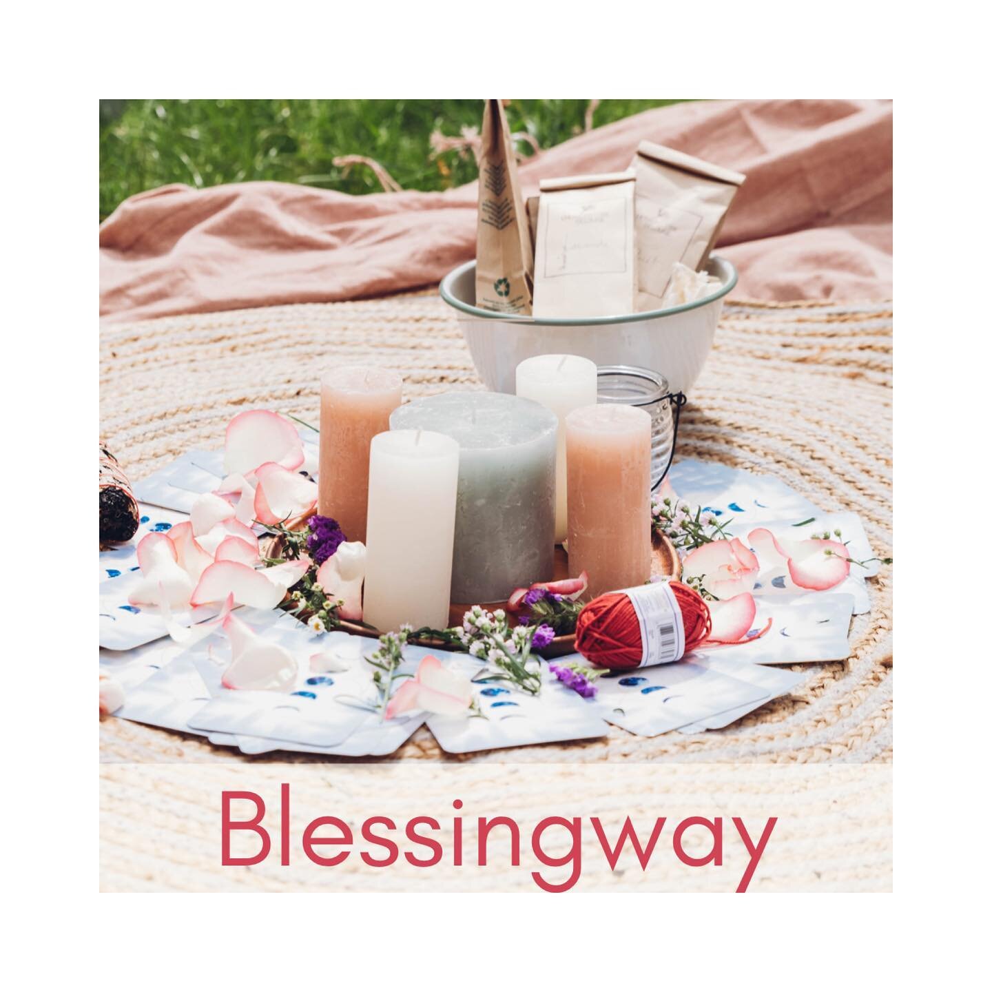 Last week I had the pleasure to organize a Blessingway and it was such a beautiful experience sharing that moment with the future mother and her close friends. 
.
A Blessingway is a private and spiritual ceremony that celebrates the pregnancy and the