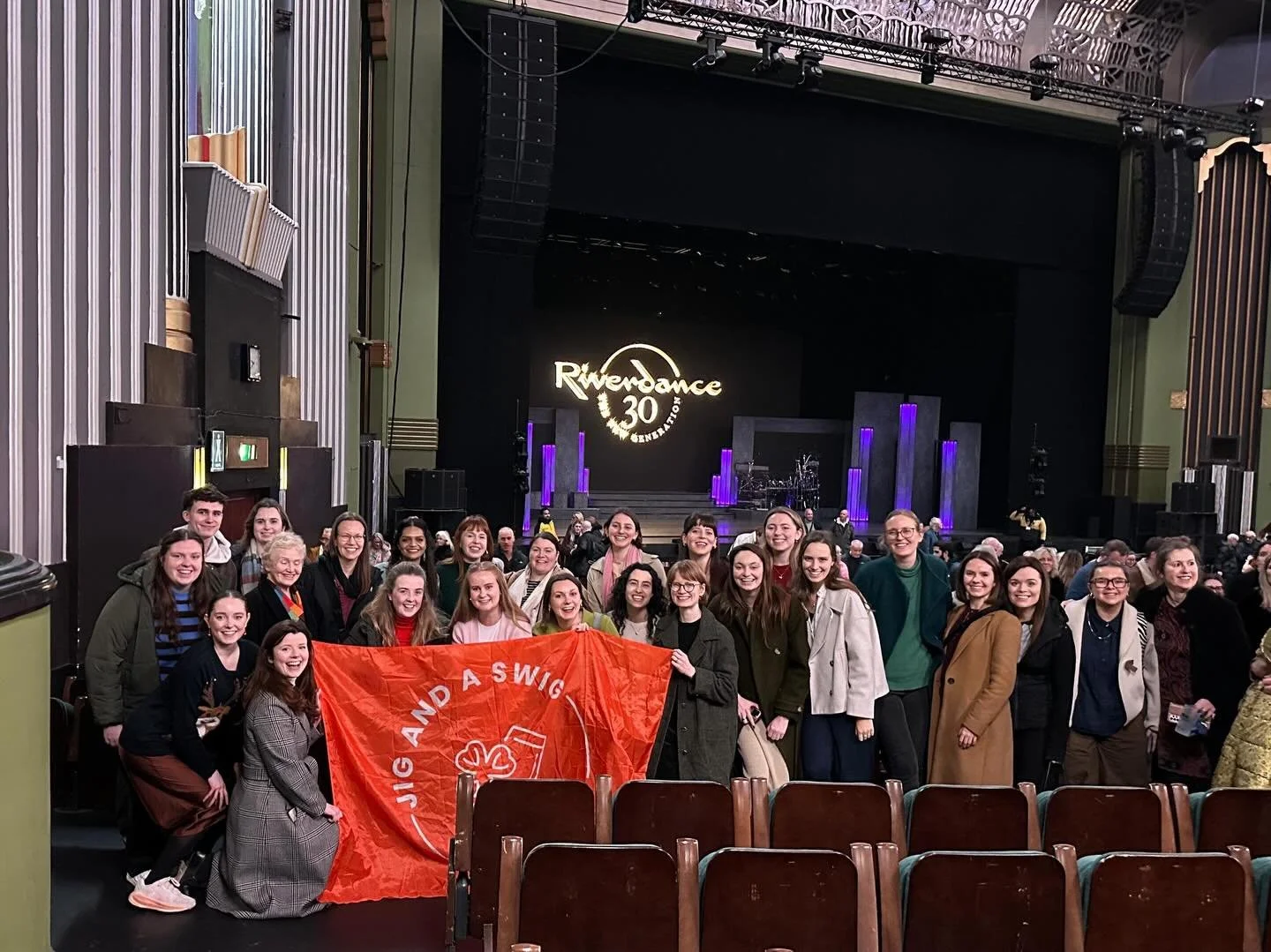 60 of our jiggers saw @riverdance this week at the @eventimapollo in London&rsquo;s Hammersmith 🎭 ✨ 🇮🇪 

A lovely mix of jiggers old and new across all our different classes! 🫶 

Swipe to see us learning the steps from the show over the past 6 mo