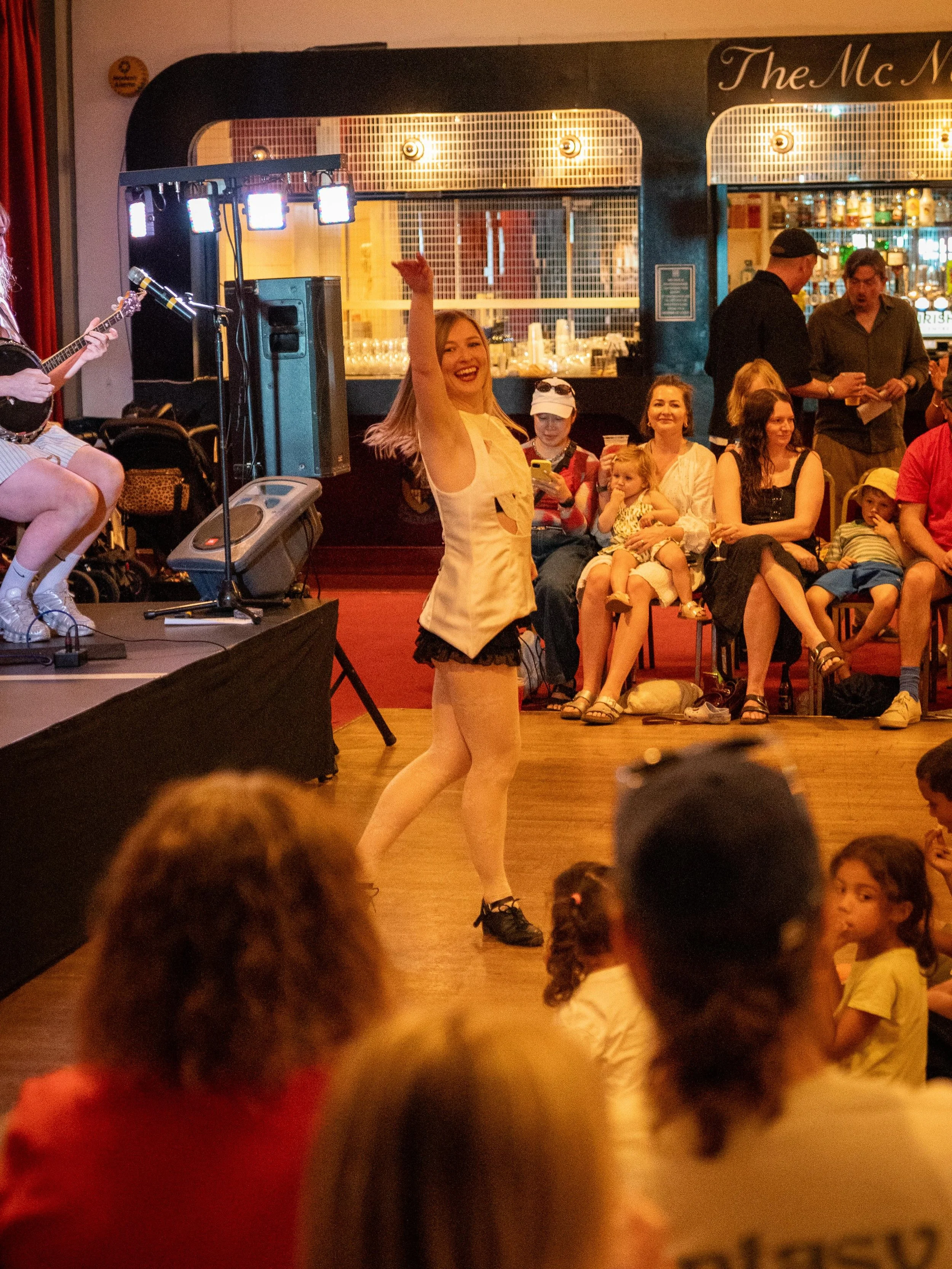 Some family jigging at the @londonirishcentre last weekend with @biirdofficial 🫶 🎶 

My heart could have BURST watching these lil baby jiggers dancing along and sharing their steps 🥰 😭 

📸 Beautiful pics captured by @zoeticstudioslondon