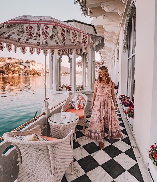 Quiet, picturesque corners of Udaipur 🍃 next time I visit I&rsquo;d love to stay here! #lakepicholahotel 
Wearing @spell 📸 @tom_debono