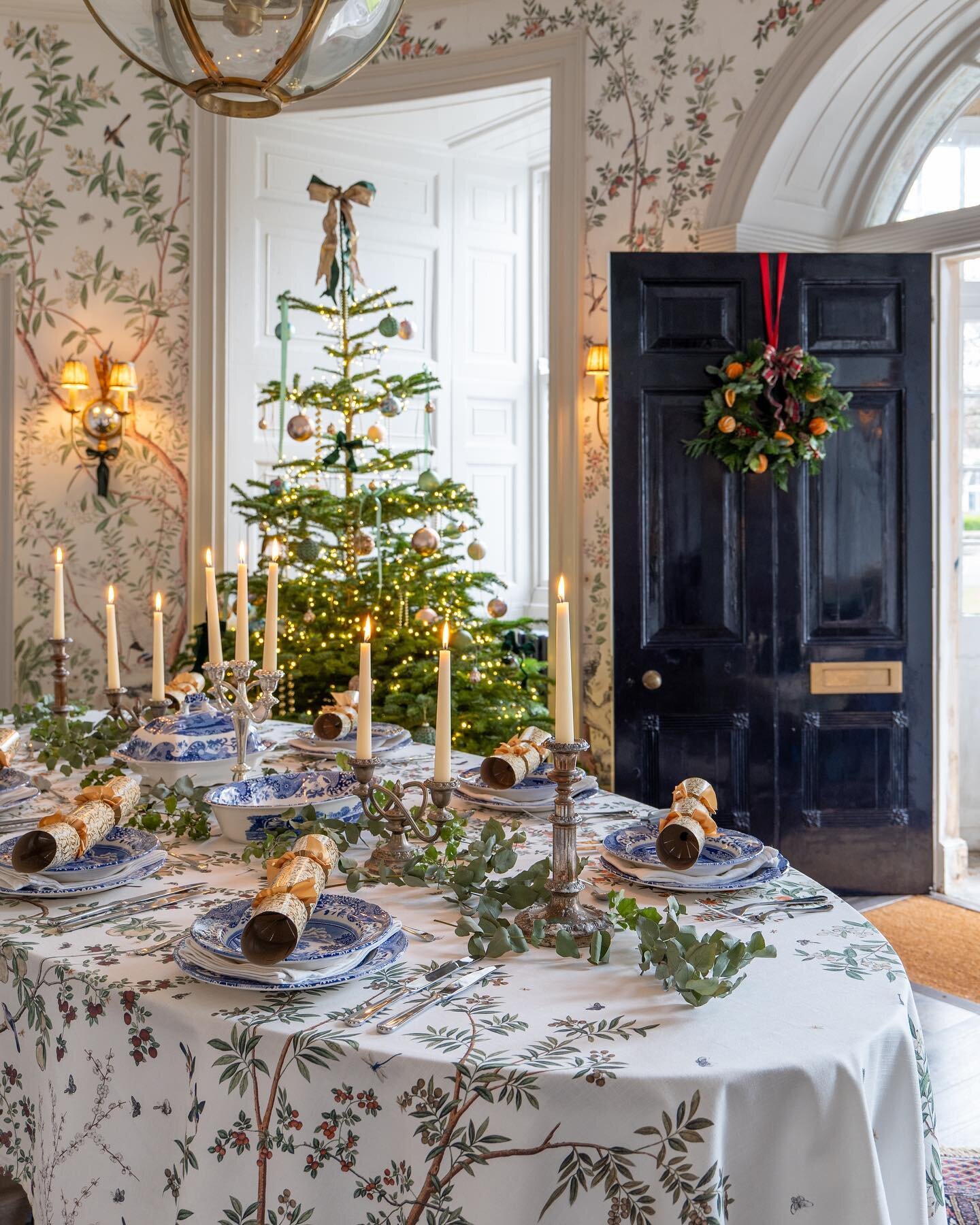 Christmas at the Admirals House! Chinoiserie Panorama on the walls, and on the table 🧡 Our collaboration with @maisonfeteetcie is the perfect addition to the festivities! Between the Chinoiserie, gorgeous table wear from @by_spode and splendid cande