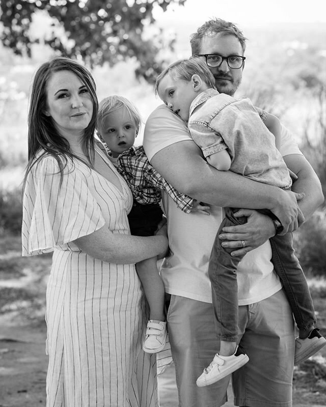 Just love this family portrait. It was one of the last shots we took, and the kids had been such champs and were getting tired, but I just loved how they both just collapsed into the comfort and safety of their parents arms ✨