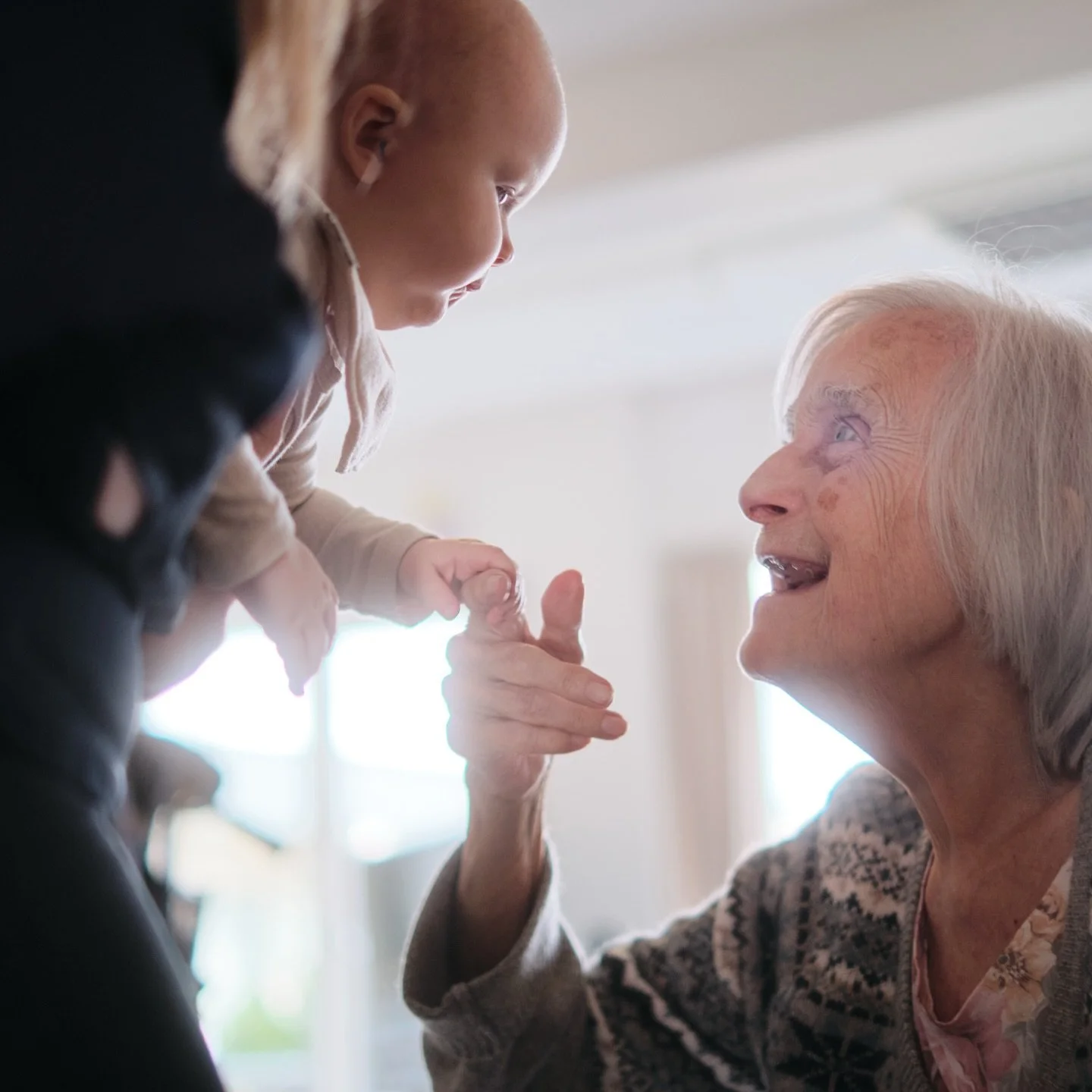 Plejehjemsbeboere spiller en aktiv rolle i vores samfund! 💪
Men hvor, tænker du måske?
Til Leg på Plejehjem, svarer vi så! 
I dag er det FN’s Internationale Ældredag. I den anledning, giver vi her to eksempler