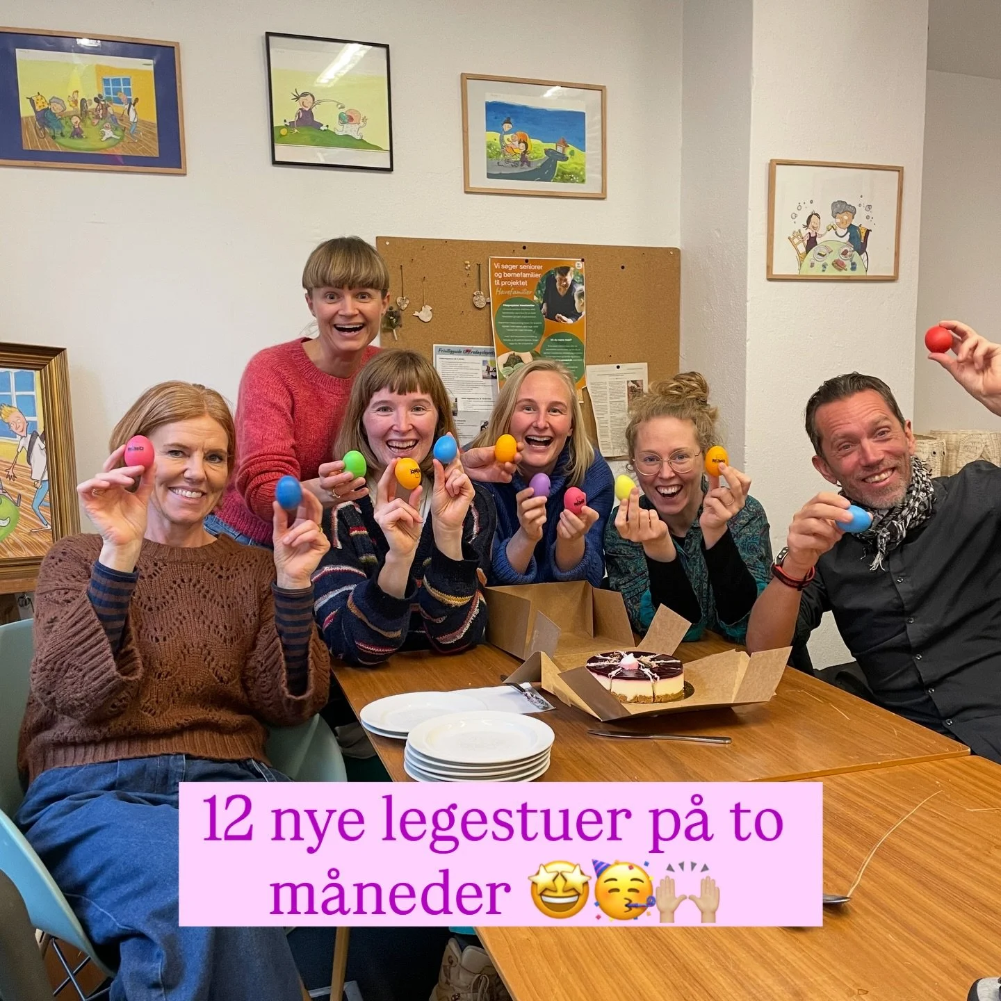 🤩 12 NYE LEGESTUER P&Aring; TO M&Aring;NEDER = KAGE 🤩

Vi har viiiirkelig haft fart p&aring; de sidste par m&aring;neder 🤠 

For rundt i hele landet har vi startet nye samarbejder op mellem plejehjem og dagtilbud, s&aring; de sammen kan synge og l