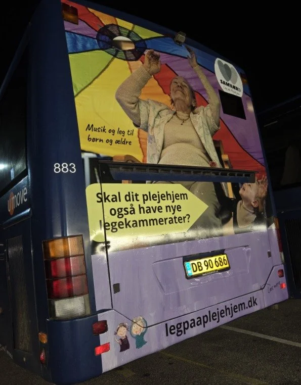 HAR DU SET DANMARKS S&Oslash;DESTE KONTAKTANNONCE? 😍

Vi har brug for din hj&aelig;lp - til geng&aelig;ld lover vi en PR&AElig;MIE! ✨

For at udbrede kendskabet til Leg p&aring; Plejehjem, har vi lavet tre busreklamer, som k&oslash;rer rundt i S&osl