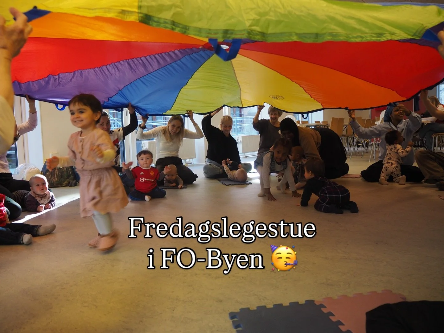 Fredagslegestue er en fest for alle! 🥳

Journaliststuderende, Sara S&oslash;rensen, kom forbi og tog en masse billeder - og lavede en fin reportage 📝

Hun talte bl.a. med en far, der fort&aelig;ller, at han bruger legestuen til at komme ud af huset