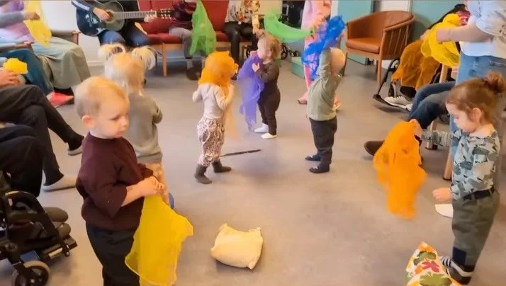 En lille hilsen fra Leg p&aring; Plejehjem p&aring; Fyn 🥰🙏

&ldquo;Selv beboere med meget lidt sprog kan pludselig b&aring;de synge, tale og danse. Det er helt fantastisk at se, hvad vores sk&oslash;nne b&oslash;rn bringer frem i dem,&rdquo; skrive