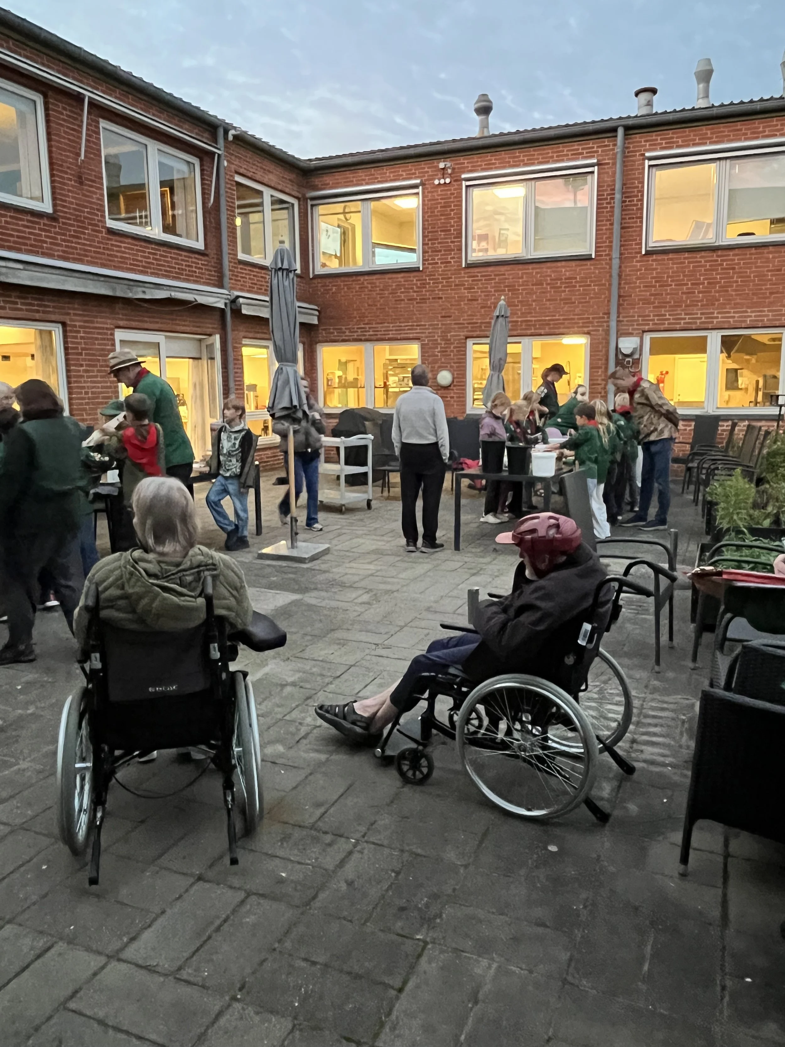 Plejehjem moster æbler med spejdere