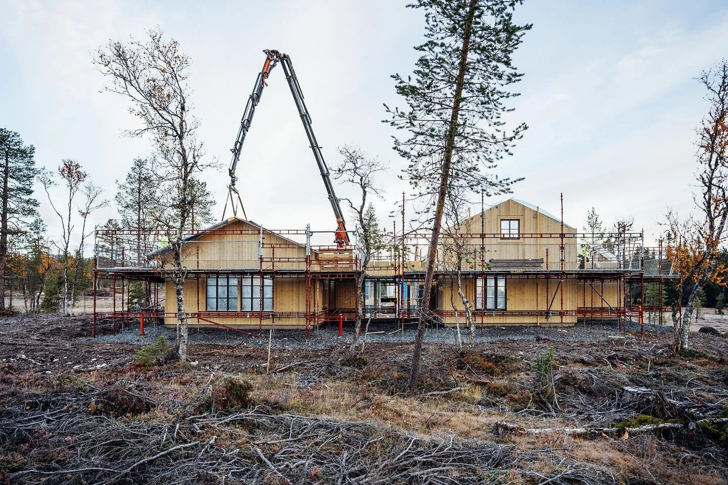 Ett fjällhus växer fram 🏔Så roligt att äntligen se huset som tidigare bara funnits på papper växa fram på tomten🌟Nästa vecka kommer taket på plats, kan ni gissa vilket material?😊 
🛠@norrdalabygg