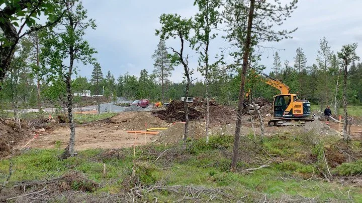 Platsbesök denna vecka i Grövelsjön där det nu förbereder marken inför att gjuta plattan. I september reses huset🌟 Ska bli spännande att följa! 🏡🏔 #fjällhus #grövelsjön #antmanarkitektur #norr