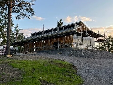 Just nu är det flera projekt som snart är klara på ritbordet för sommarsemestern men också samtidigt byggstart för andra🛠Så roligt att få uppdateringar från kund där stommen på deras friti