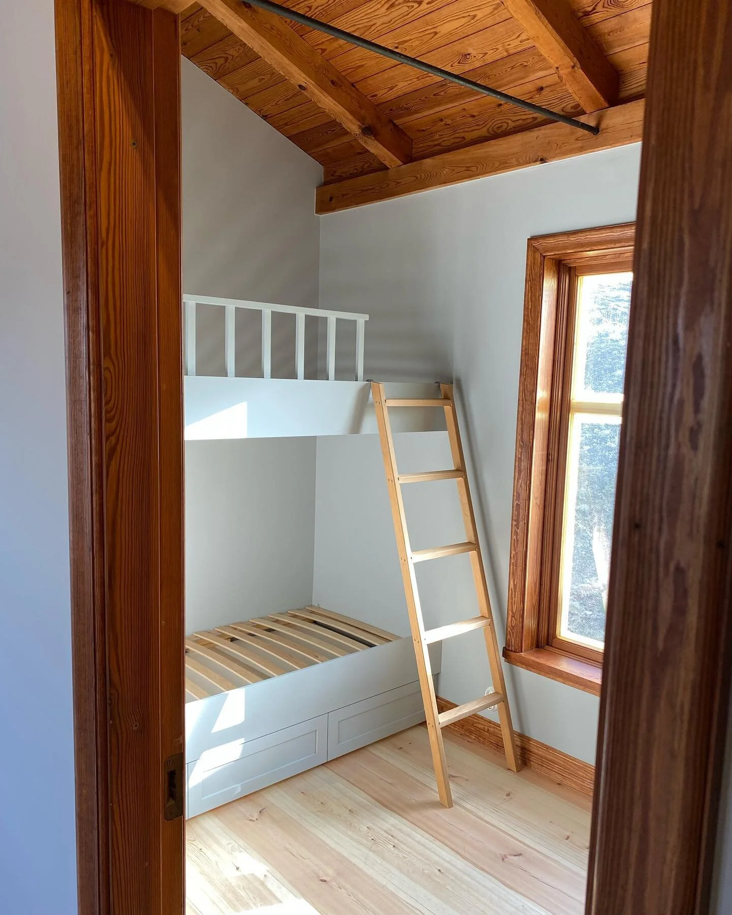 Två små barnrum som får en rymligare känsla med platsbyggda våningssängar och små skrivbordshörnor invid garderober.  Lådor samt garderobsdörrar från @malarkok 🌟