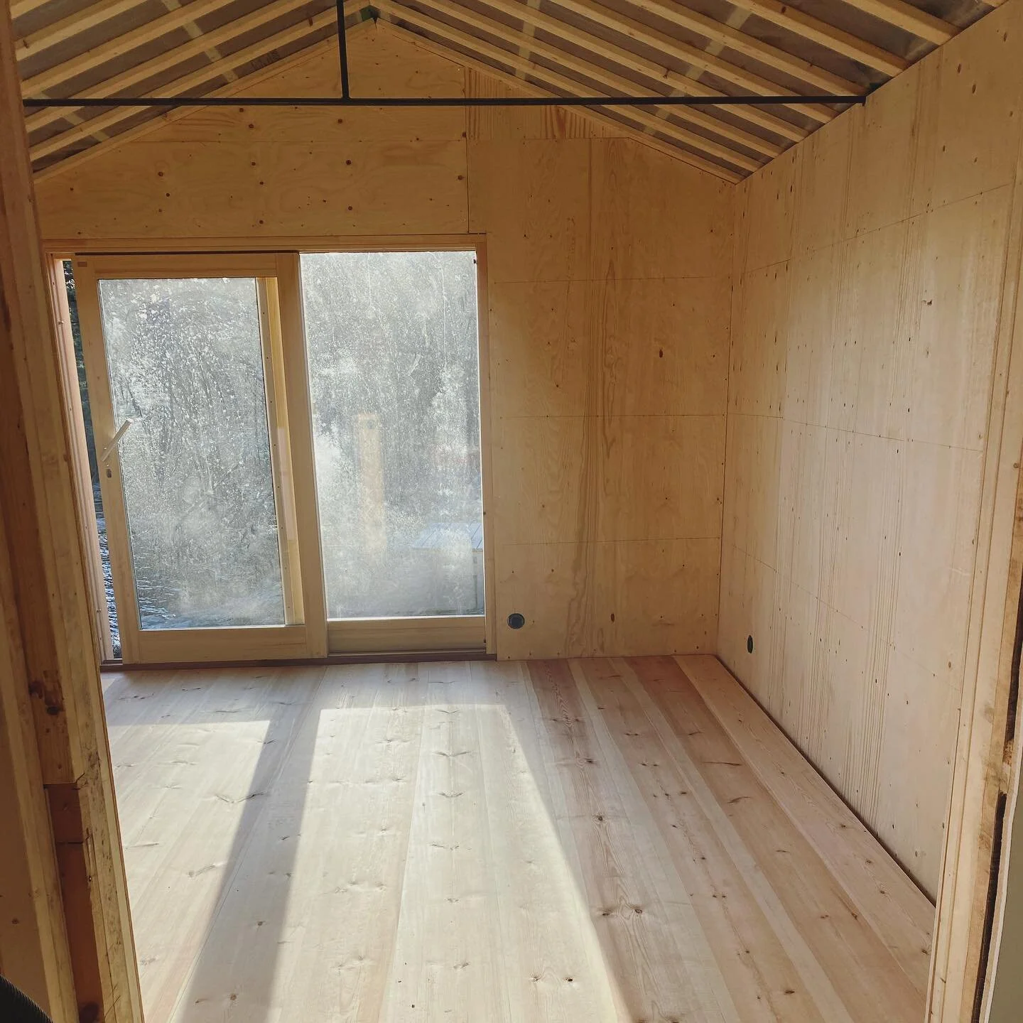 Nylagt kilsågat golv i ett nytt sovrum 
#fritidshus #antmanarkitektur