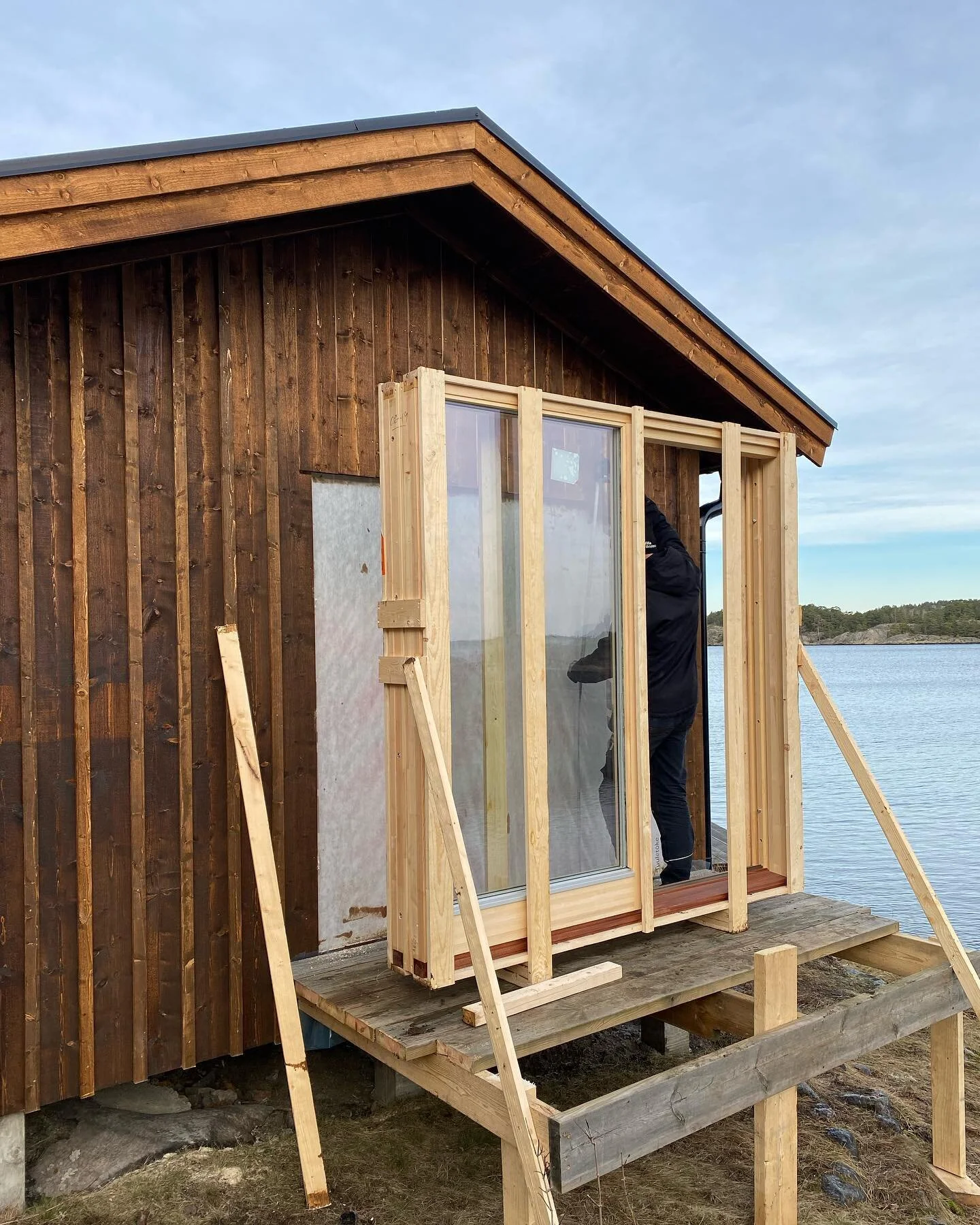 Spännande moment på bygget när nya skjutdörrar ska på plats 🔨🌟 #fritidshus #antmanarkitektur