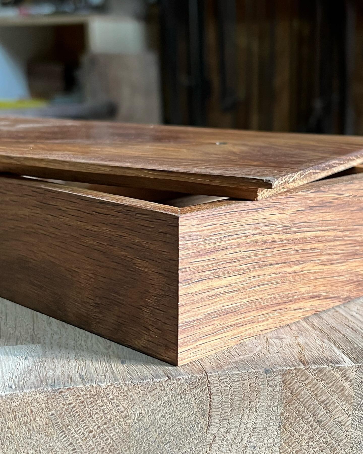 Nouveau standard de finition&hellip;

#packaging #weddingphotographer #weddinggift #woodbox #upcycling #upcyclingfurniture #photographemariage #videastemariage #packagingdesign #printpackaging #print #printdesigner