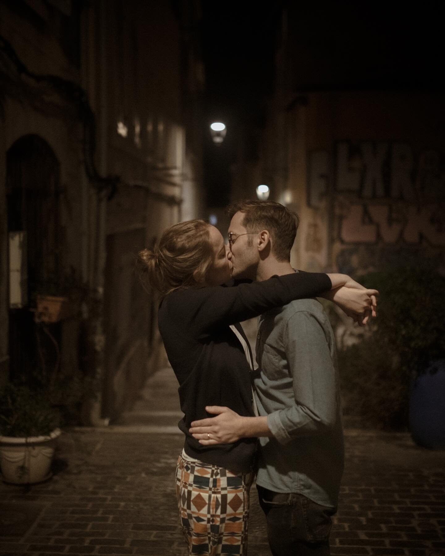 21h Marseille, rue du panier 
S&eacute;ance couple improvis&eacute;e la veille du mariage. 
Merci pour votre amour @chamo_wedding 

#welcomediner #preweddingideas #couplegoals #lepaniermarseille #couplesession #loveisallweneed #couplephotographer #ki