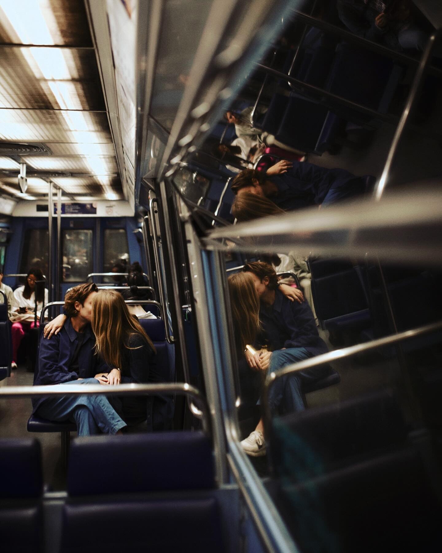 M&eacute;tropolitain lovers : petite s&eacute;ance couple dans le m&eacute;tro parisien en attendant le mariage

#photographemariageparis #photographemariage #weddinginparis #pariswedding #parisweddingphotographer #metroparisien #couplephotography #c