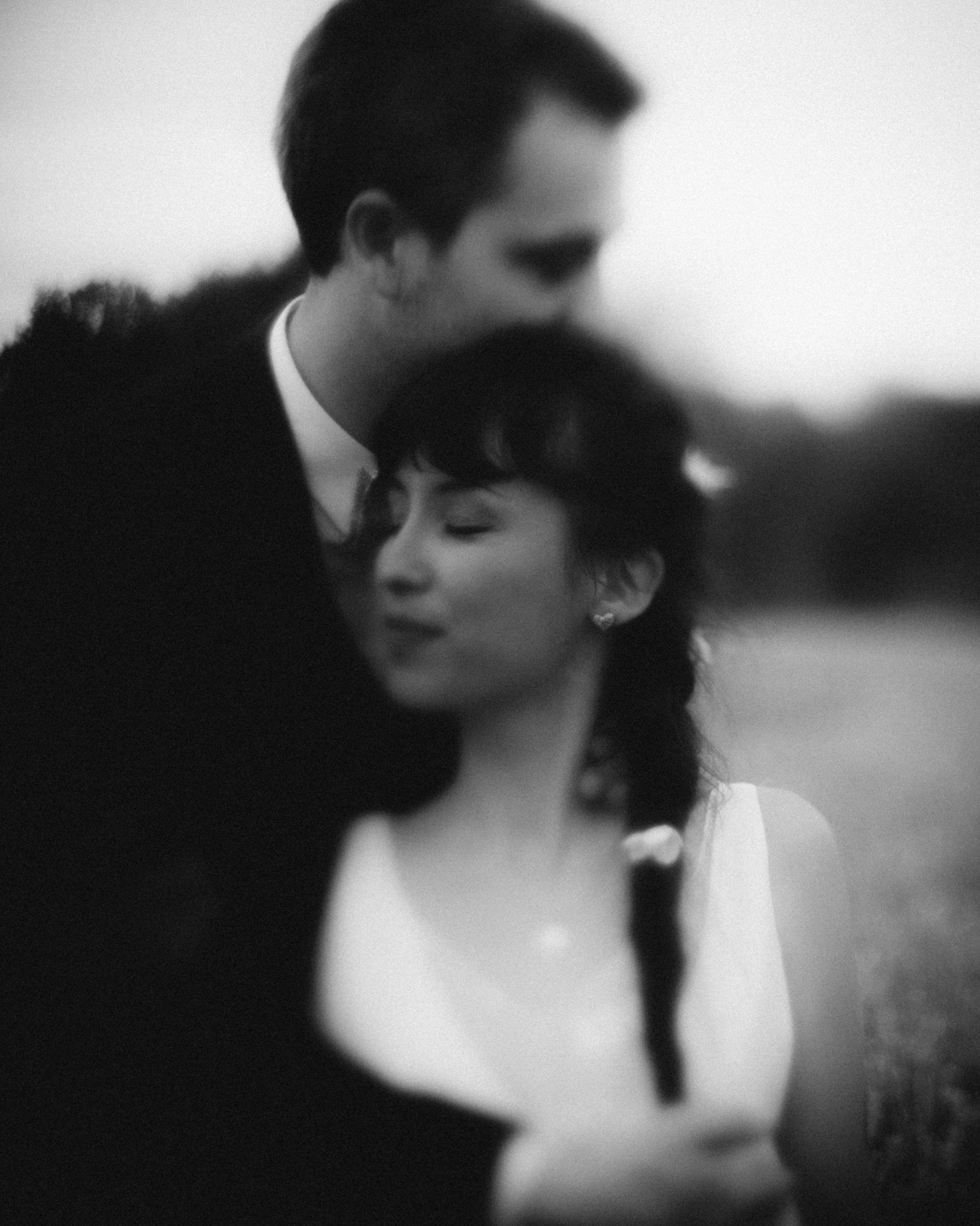 Capturer l&rsquo;instant o&ugrave; tout se joue, o&ugrave; les gestes parlent d&rsquo;eux-m&ecirc;mes, o&ugrave; les regards se cherchent et se trouvent. Ces moments d&rsquo;amour pur, de simplicit&eacute;, sont ceux qui me touchent le plus.
Je suis 