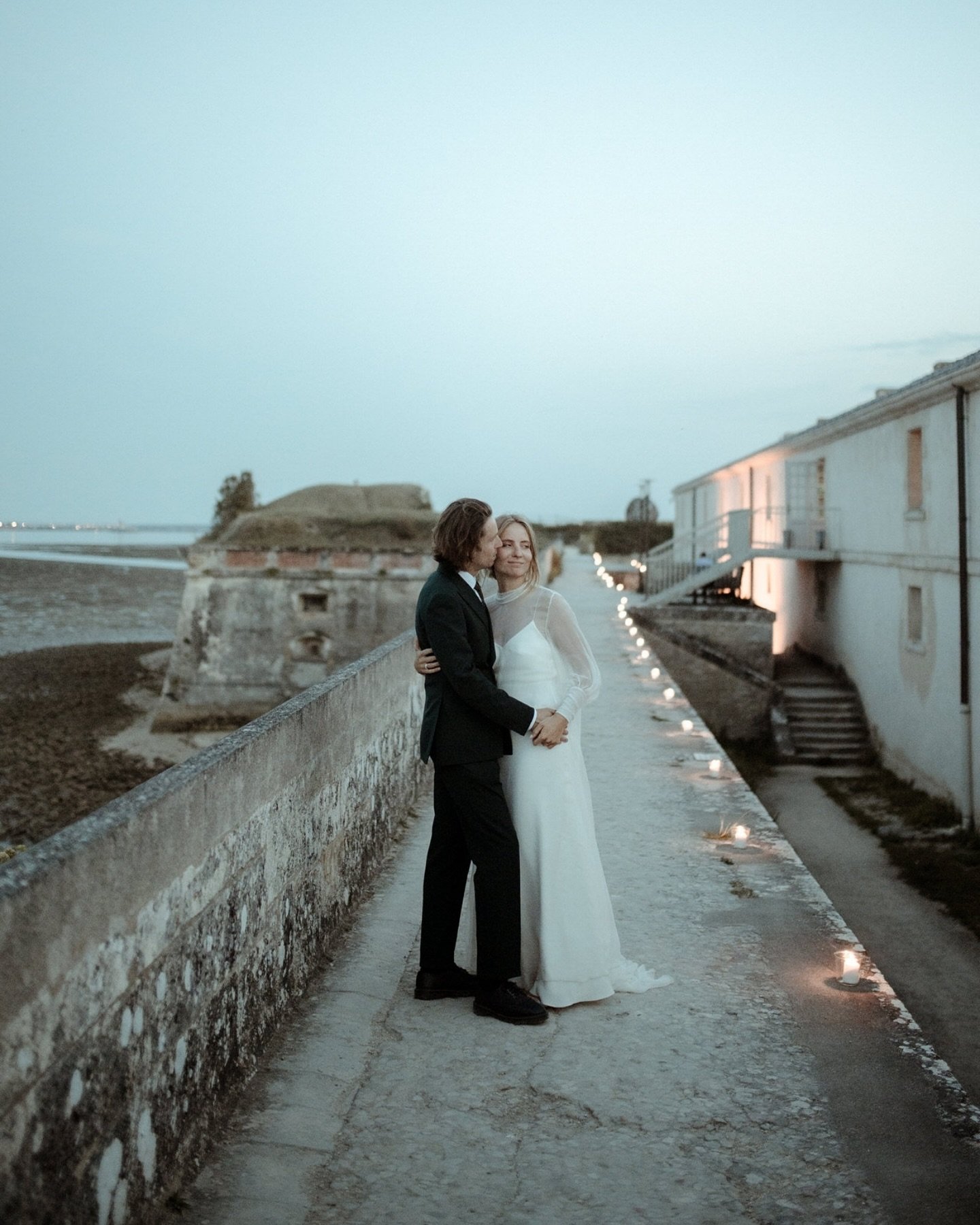 Un mariage &agrave; l&rsquo;&icirc;le d&rsquo;Ol&eacute;ron, avec le bruit des vagues en fond, le vent dans les cheveux et des sourires &agrave; n&rsquo;en plus finir. Une journ&eacute;e simple, belle, et pleine de vie. 

Si vous avez pr&eacute;vu de