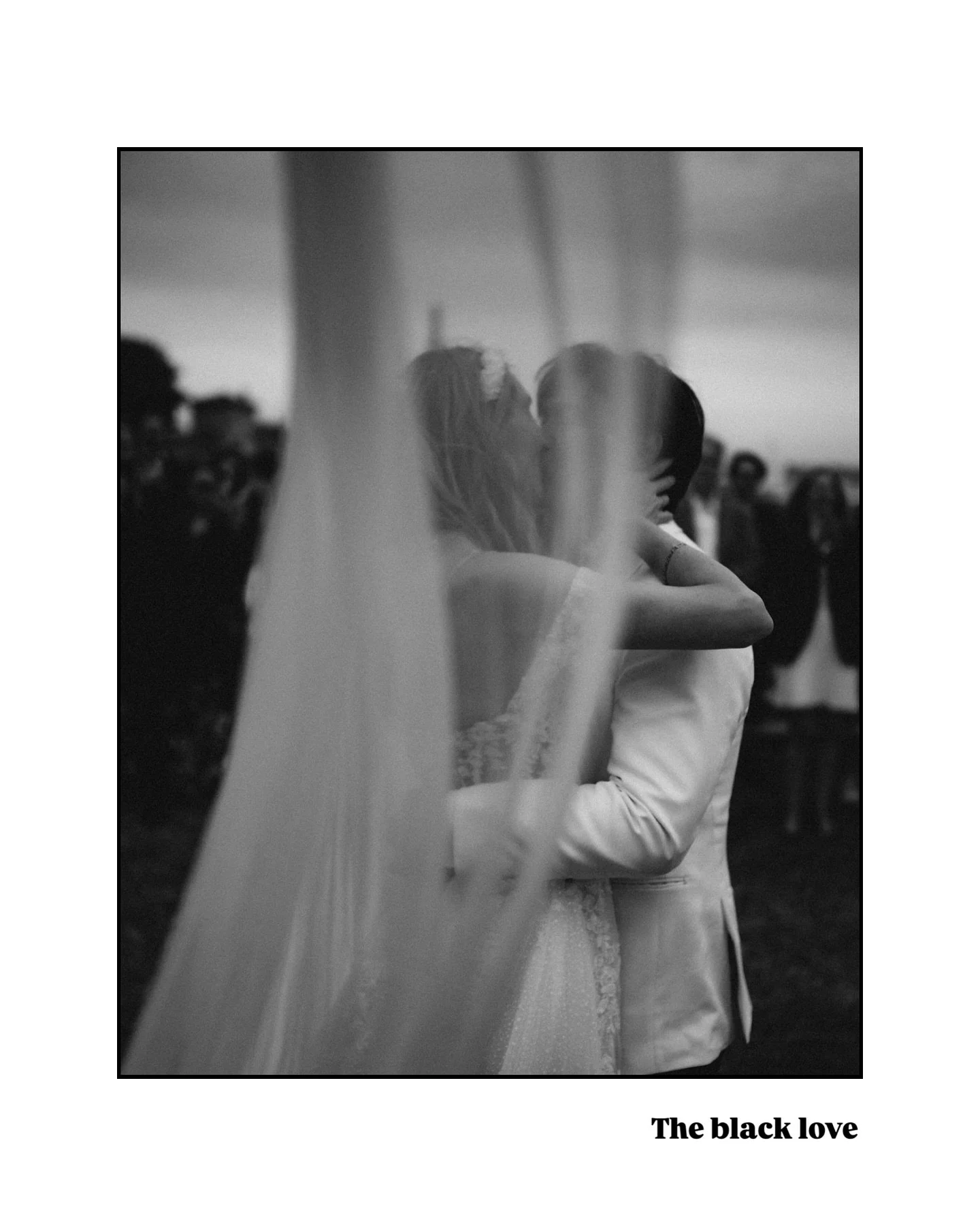 Dire &ldquo;oui&rdquo; au bord de l&rsquo;oc&eacute;an, quand chaque souffle du vent rend l&rsquo;instant encore plus iconique.
Photographe de mariage, je capture ces instants rares avec &eacute;l&eacute;gance et discr&eacute;tion.
Les r&eacute;serva