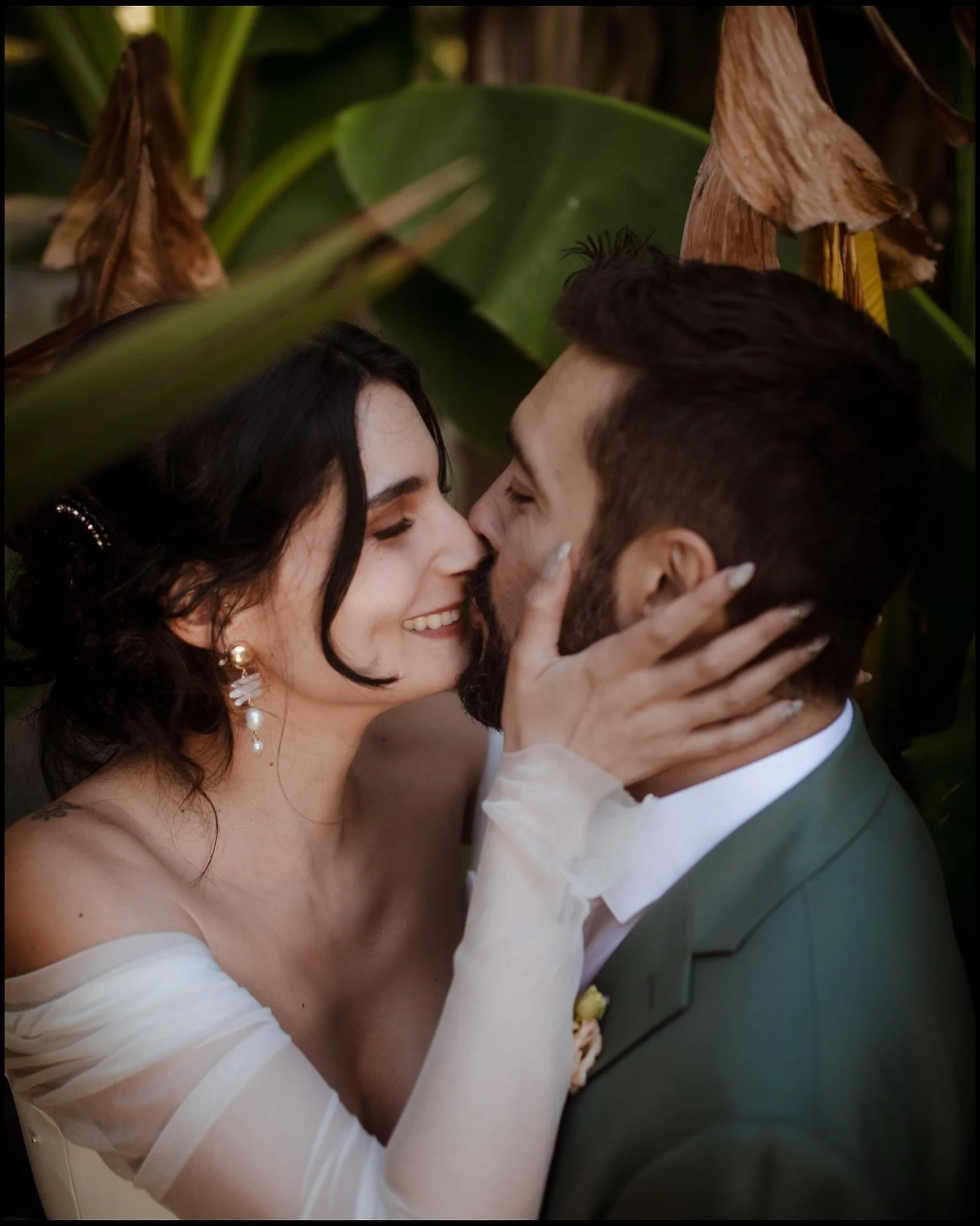 Difficile de choisir parmi tous ces moments du mariage de Lou &amp; Mario&hellip;  Du coup je vous balance un petit tunnel de photo. @lou.debourbe @felis_nocturnus merci encore de m&rsquo;avoir fait confiance.
Comme d&rsquo;habitude, je suis photogra
