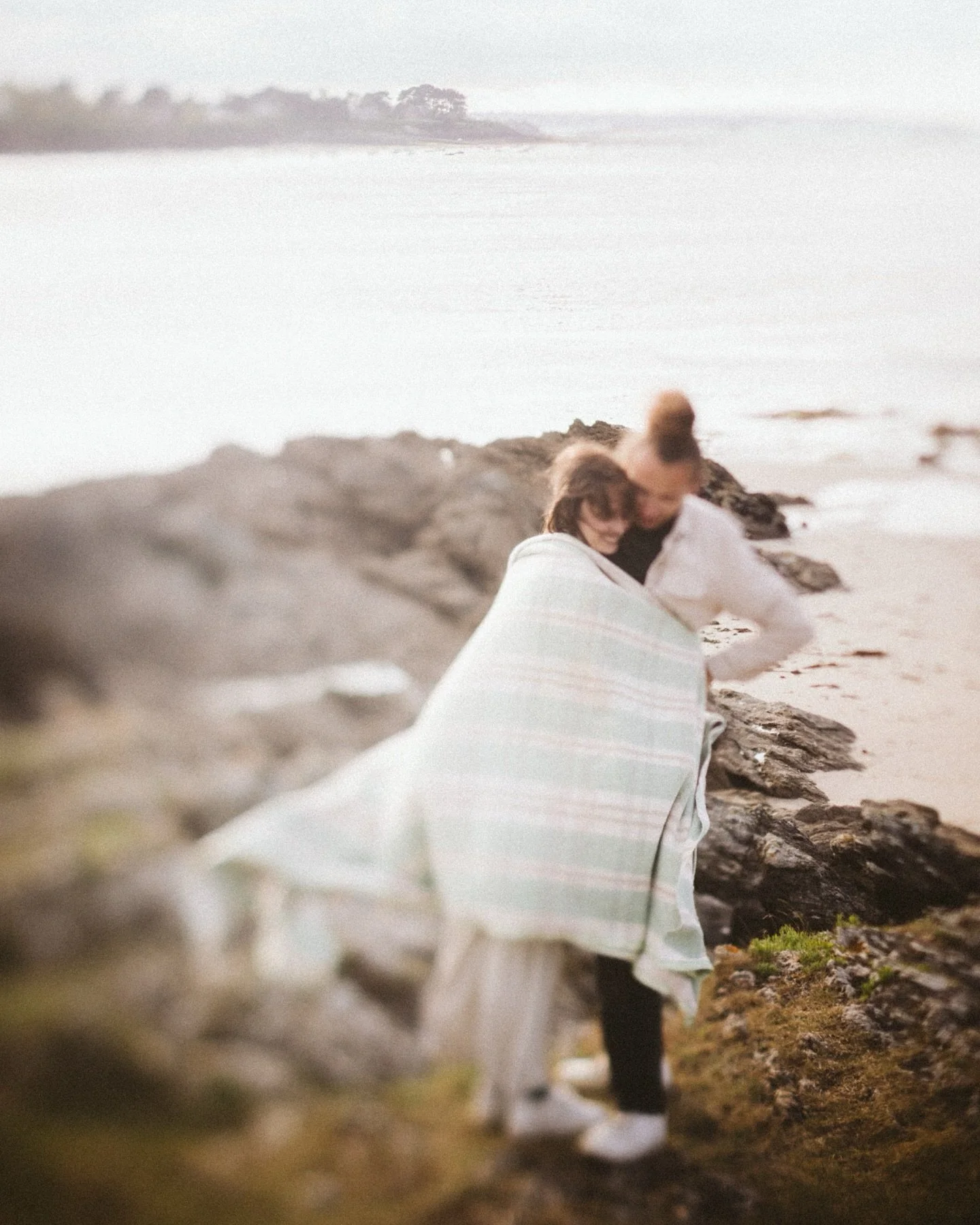 Faire simple, mais sentir juste.
Ces images sont issues d&rsquo;une s&eacute;ance couple pendant le workshop @osmozworkshop , que j&rsquo;ai eu la joie d&rsquo;animer. Je m&rsquo;&eacute;tais impos&eacute; une petite contrainte cr&eacute;ative ce jou
