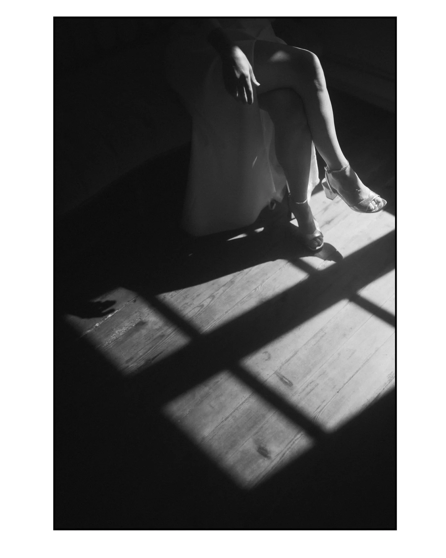 Le jour du mariage, les préparatifs, c’est le calme avant la tempête .
Le temps s’étire, les gestes sont lents, les émotions flottent.
Puis tout accélère, la journée passe trop vite, comme s