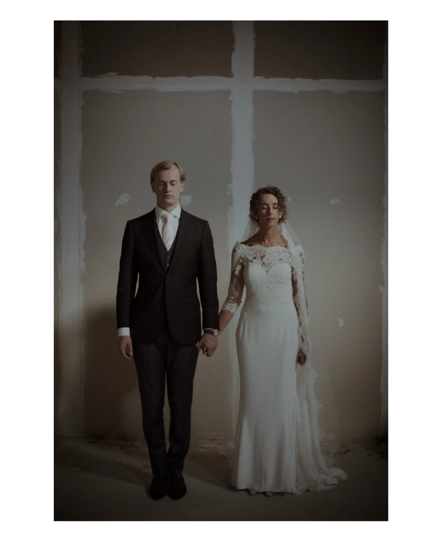 Il n&rsquo;y avait pas de ch&acirc;teau.
Juste une maison dans le P&eacute;rigord, des volets ouverts,
et des gens qui se connaissent par c&oelig;ur.

Le caf&eacute; du matin dans la cuisine.
Les enfants qui courent avant m&ecirc;me d&rsquo;&ecirc;tr