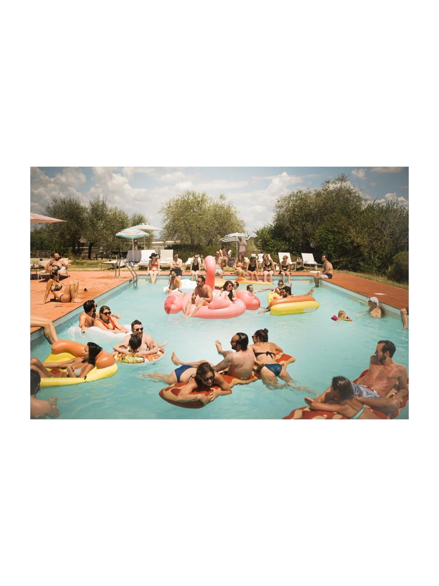 ᴀᴛᴍᴏꜱᴘʜèʀᴇ.

Je porte une attention particulière aux atmosphères des lieux de mariage, notamment à la lumière, à la chaleur et à la dimension humaine qu’ils offrent.
Je suis photographe de mariag