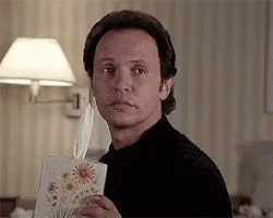 Une personne tient une carte de vœux ou une enveloppe décorative.