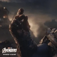 Une scène de combat épique avec un héros en armure, dans un paysage de bataille dramatique, avec le logo d'Avengers.