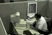Un homme assis à un bureau devant un ordinateur en mémoire.
