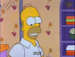 Personnage Homer Simpson de la série Les Simpson, avec expression surprise dans une pièce décorée avec des cœurs et une bibliothèque violette.