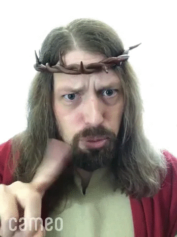 Une personne portant une couronne de branches, faisant semblant d'être sérieux, avec un fond blanc.
