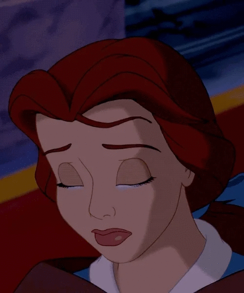 Image d'une princesse avec des cheveux roux, les yeux fermés, semblant d'être triste ou préoccupée.