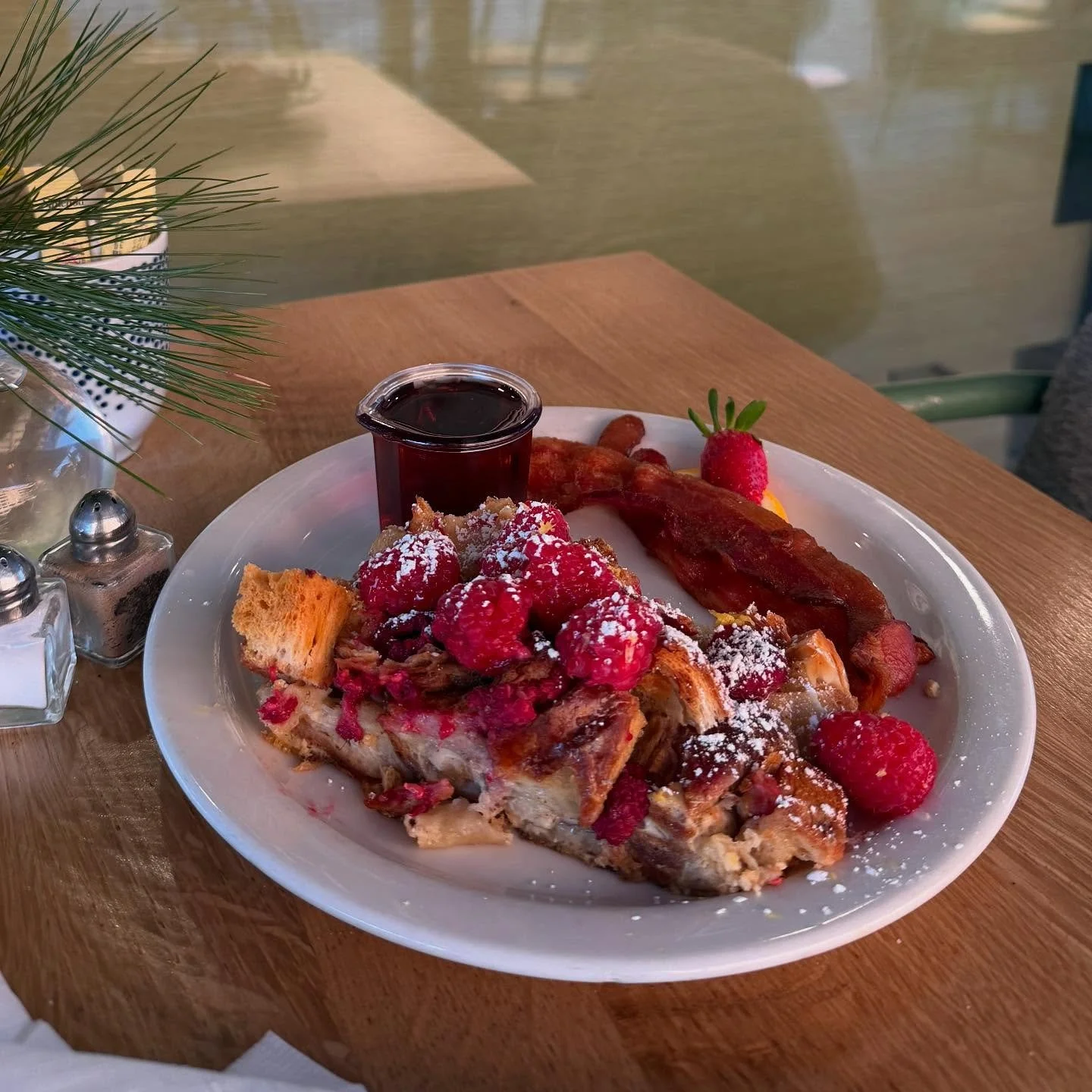 Sweet mornings start here 🍓🥞
Come Enjoy our raspberry croissant French toast &mdash; brunch till noon.