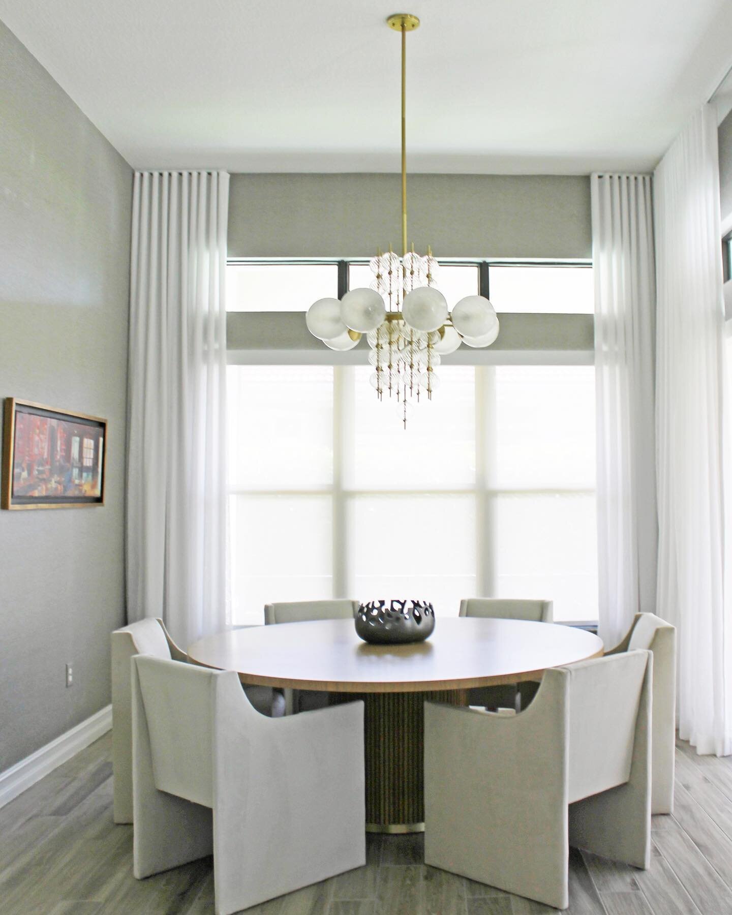 We love to incorporate round tables in dining rooms when possible! They are great for dinner parties as there is no &ldquo;head of the table&rdquo; and everyone is on equal ground ✨

#interiordesign #interiordesigner #diningroom #diningroomdesign #ro