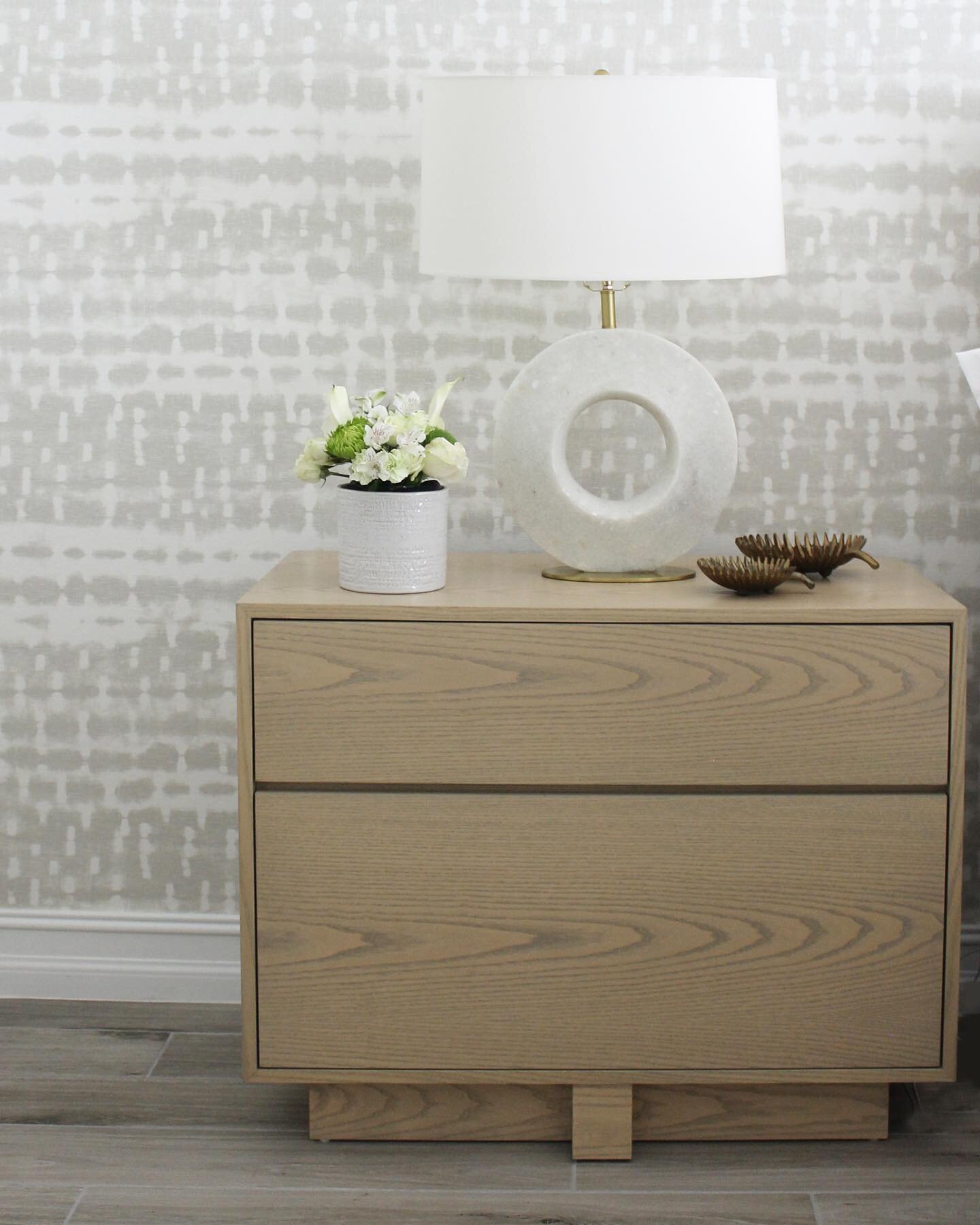 When working with a neutral palette, add dimension with textures, as we did with this linen weave wallpaper in this main bedroom✨ 

#designtips #interiordesign #interiordesigner #southfloridainteriors #southfloridainteriordesign #southfloridainterior